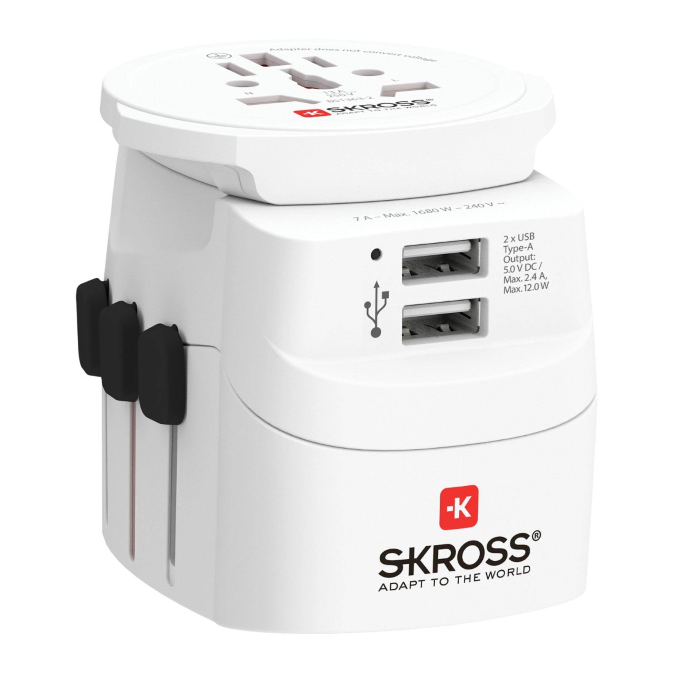 Adattatore da viaggio bianco con porte USB e testo su sfondo bianco.