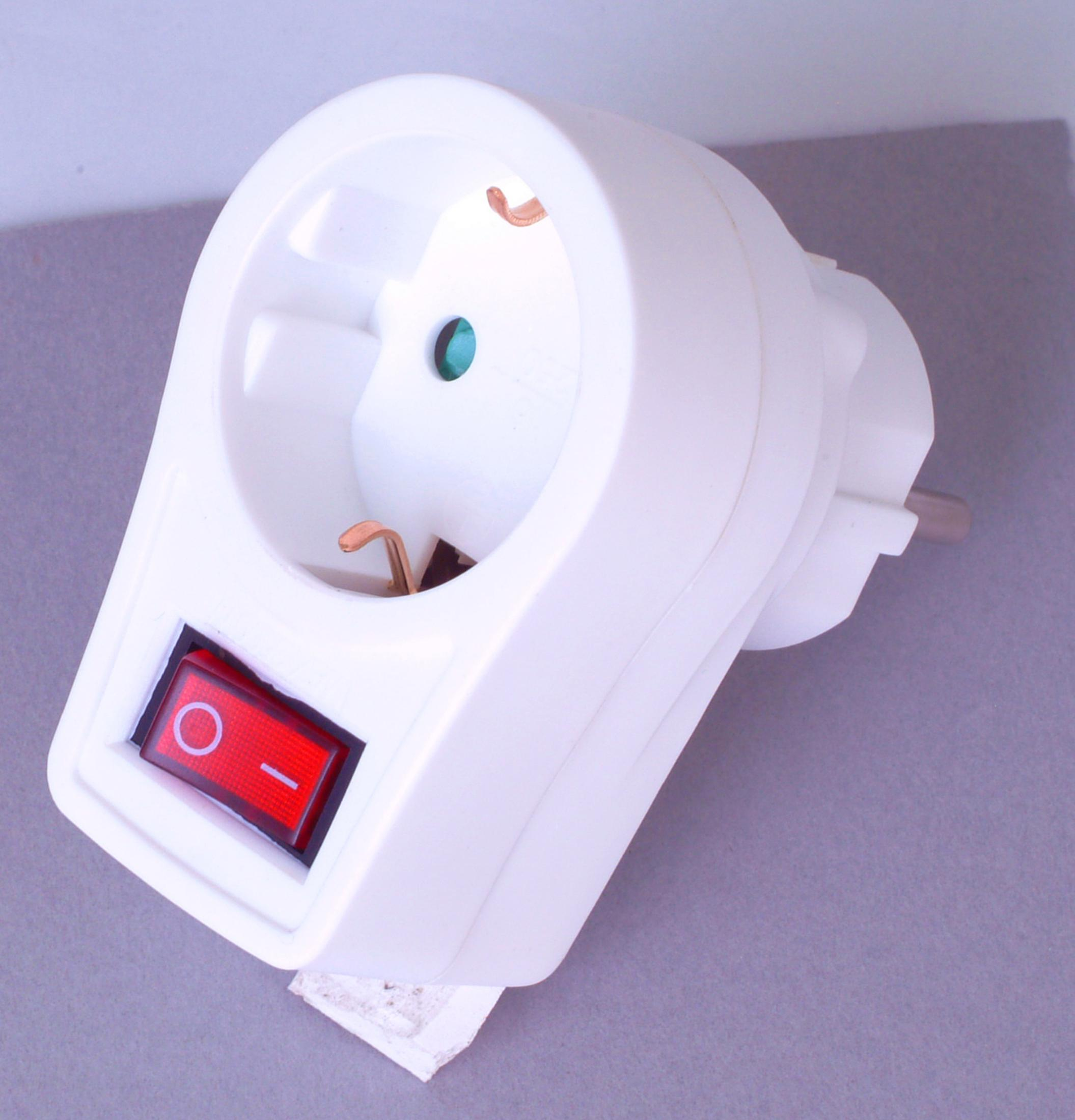 Un adattatore di alimentazione bianco con un interruttore on/off rosso.