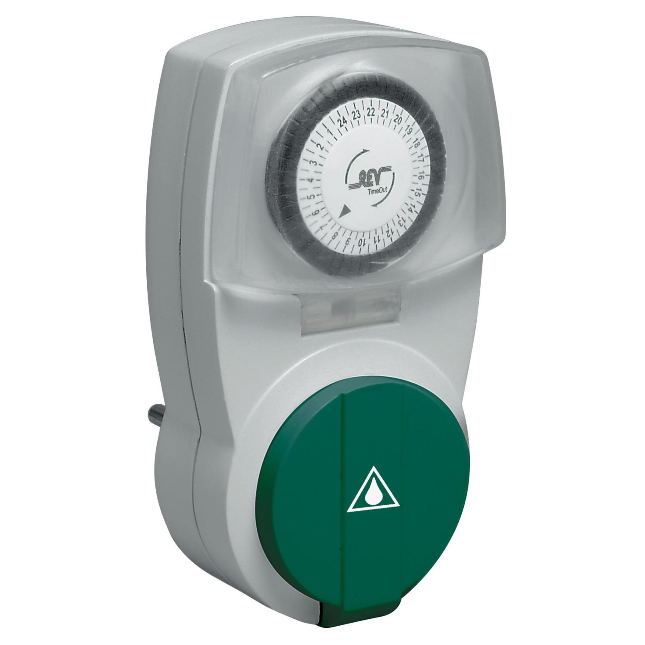 Grau-weißer elektrischer Timer mit grünem Knopf, weißer Hintergrund.