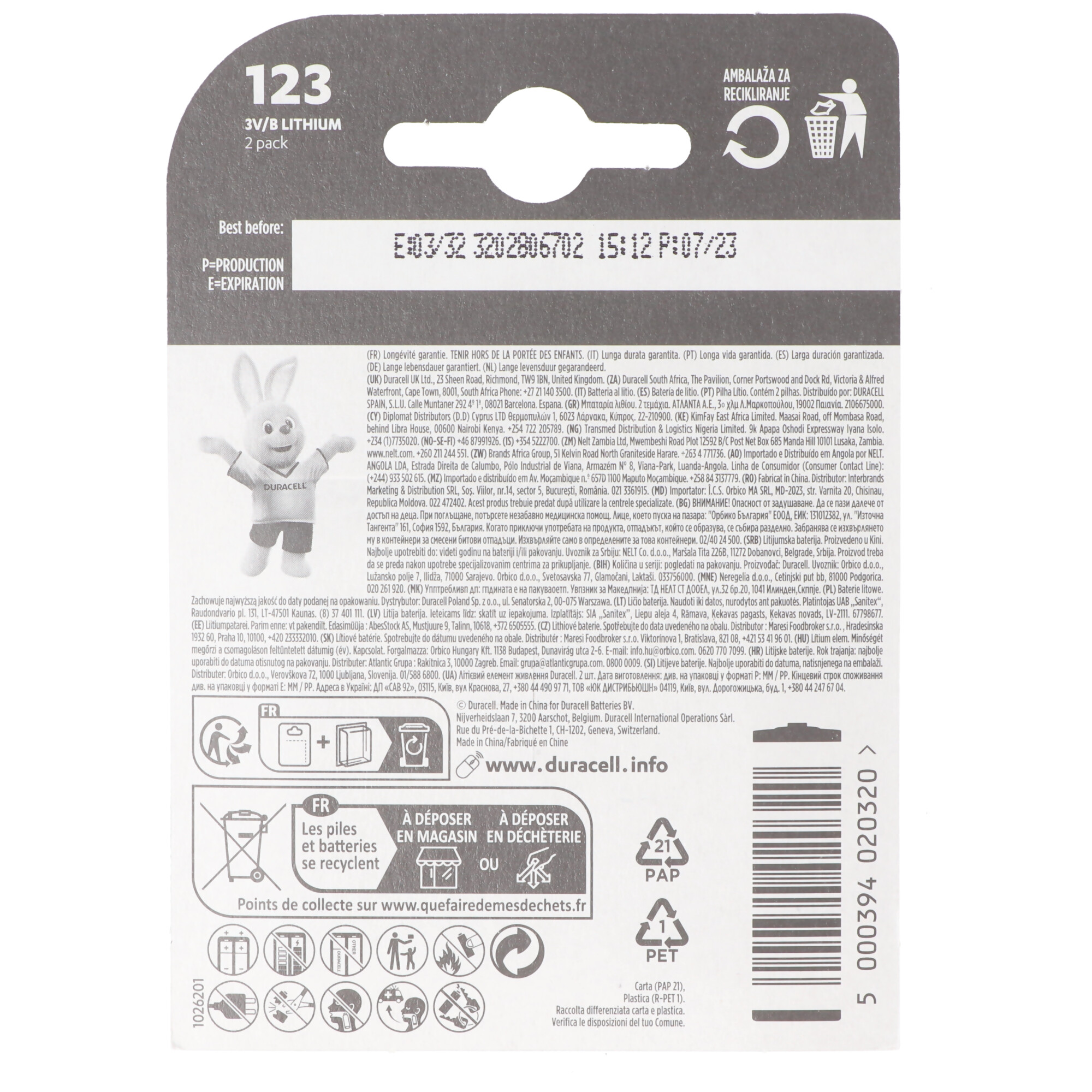 Emballage de piles Duracell avec texte sur le recyclage et la date d'expiration.