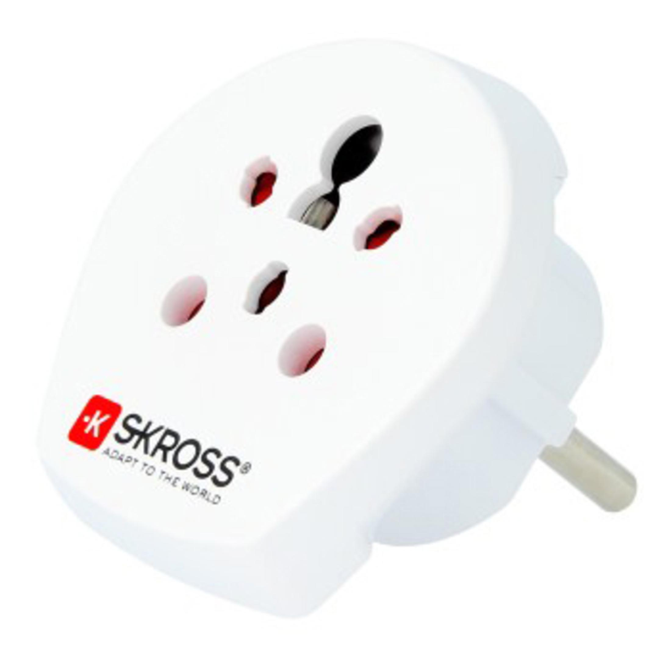 Adattatore da viaggio SKROSS bianco. Ha più fori per spine e un pin di messa a terra, su sfondo bianco.