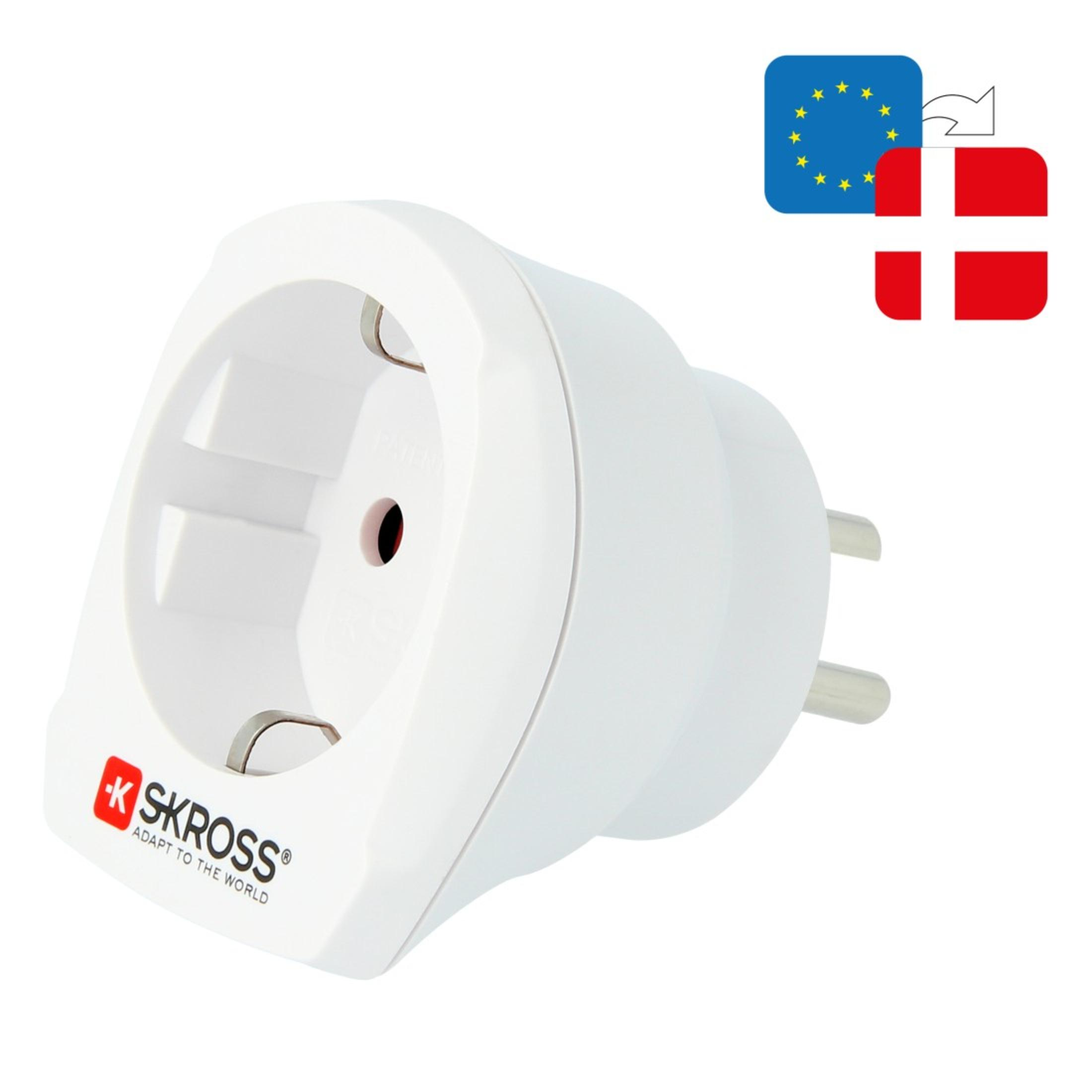 Ein weißer Adapter mit EU- und dänischen Flaggen auf weißem Hintergrund.