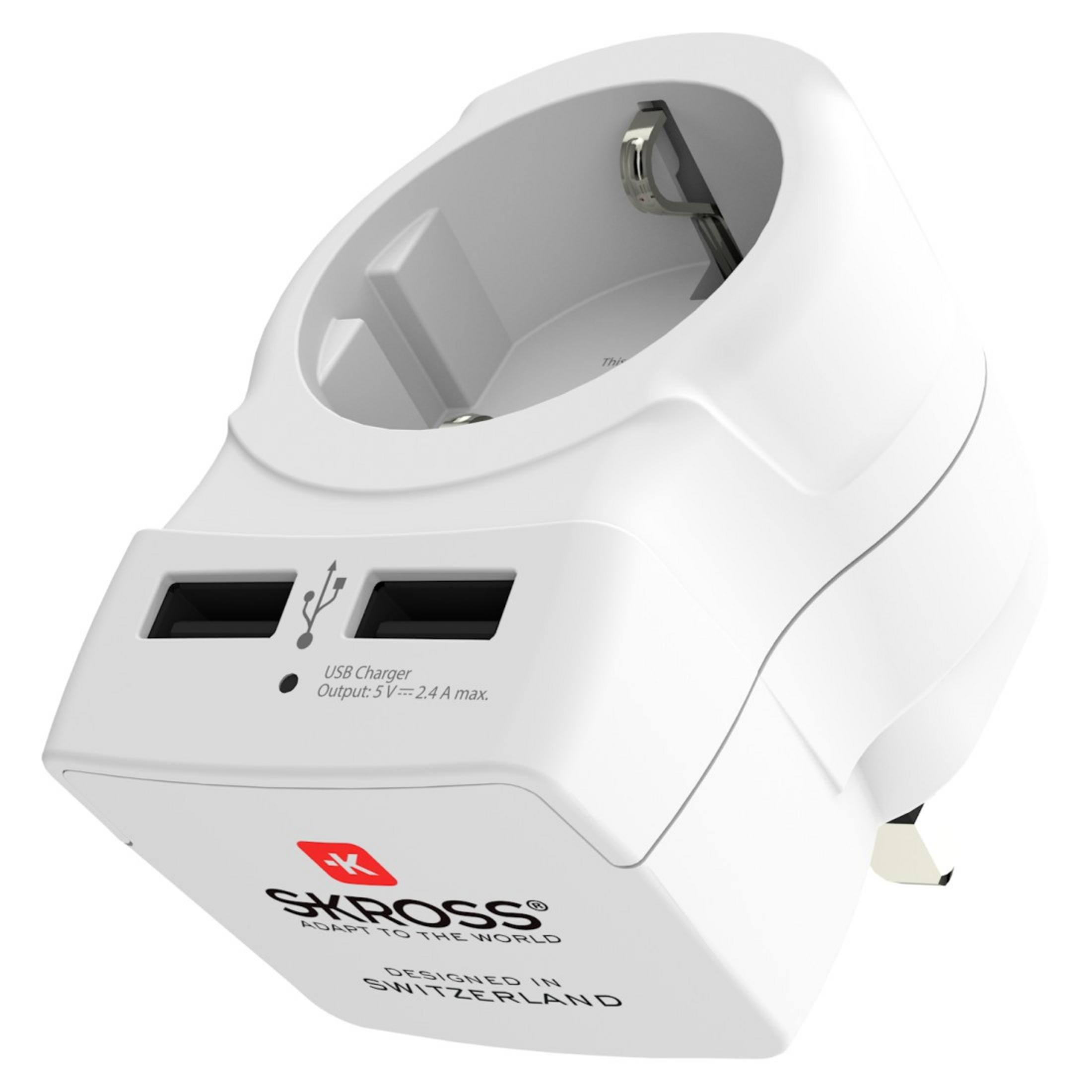 Adattatore da viaggio bianco con porte USB e spina a tre poli, vista angolata su sfondo bianco.