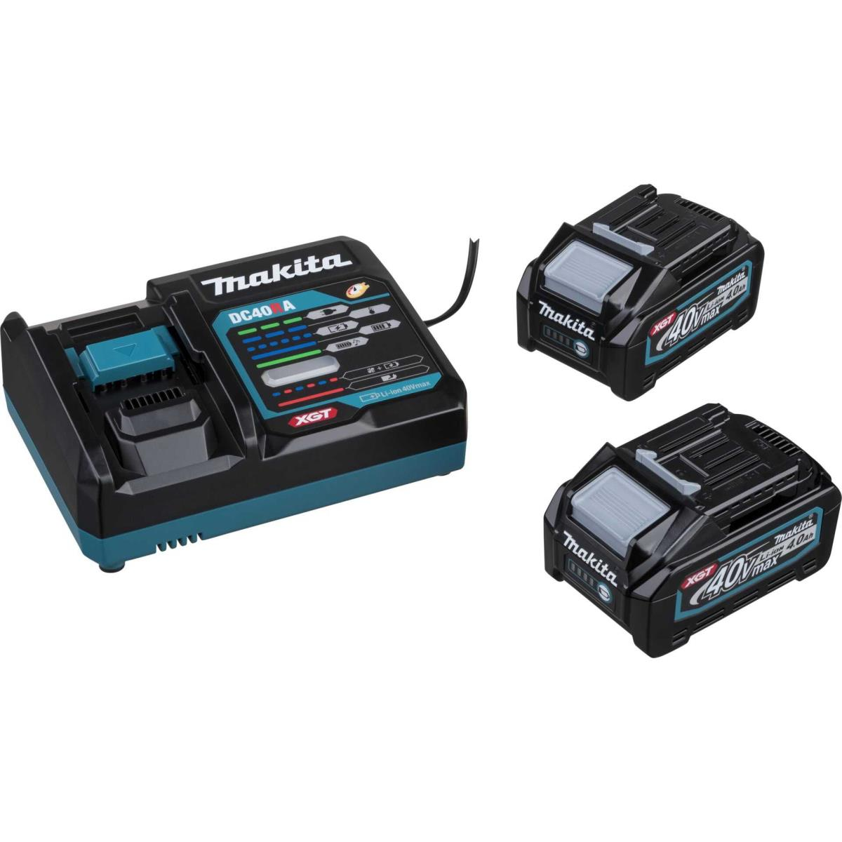 Caricabatterie Makita e due batterie. Il caricabatterie è nero e turchese. Sfondo bianco.