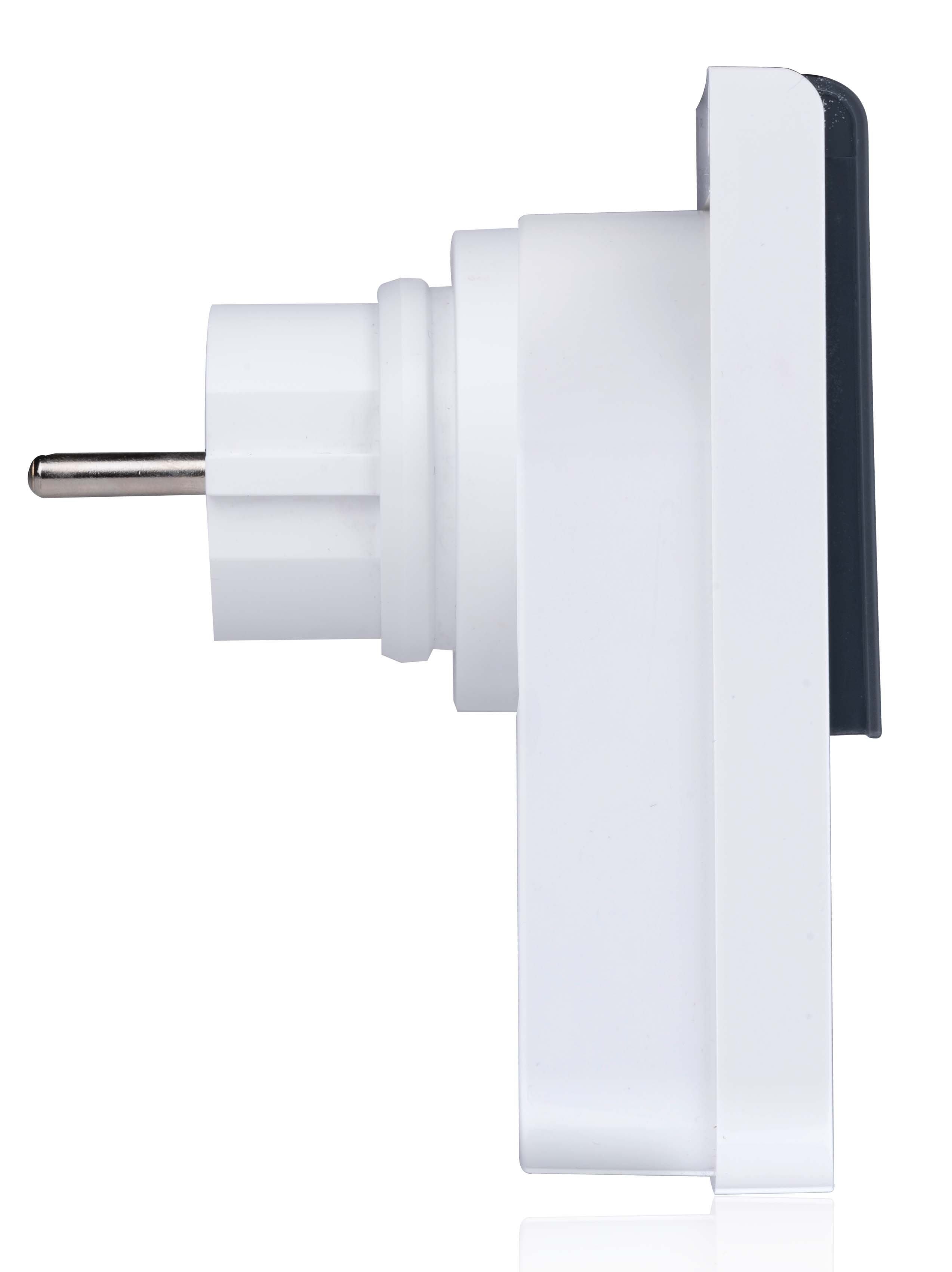 Witte stekkeradapter met een zwarte zijkant. De adapter is in een wit oppervlak gestoken.