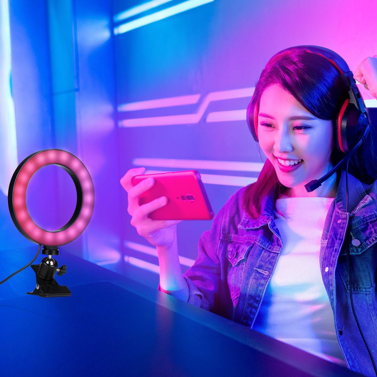Femme avec un casque utilisant un téléphone et une lampe annulaire.