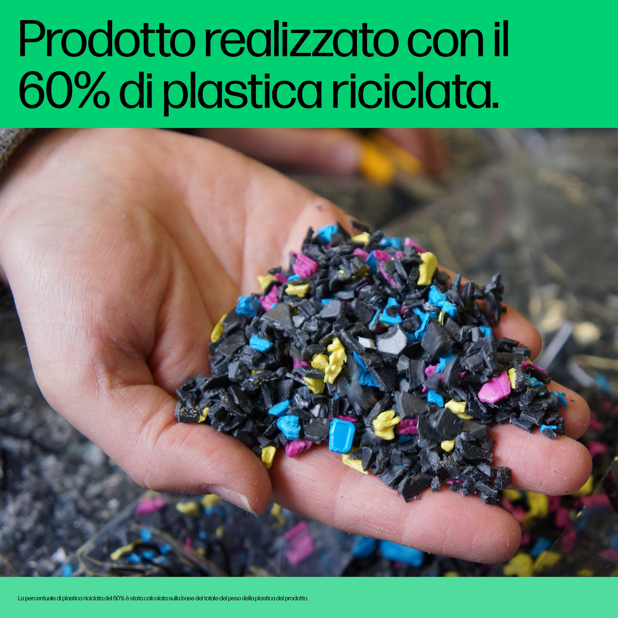 Main tenant une poignée de morceaux de plastique recyclé colorés. Texte : produit fabriqué avec 60 % de plastique recyclé.