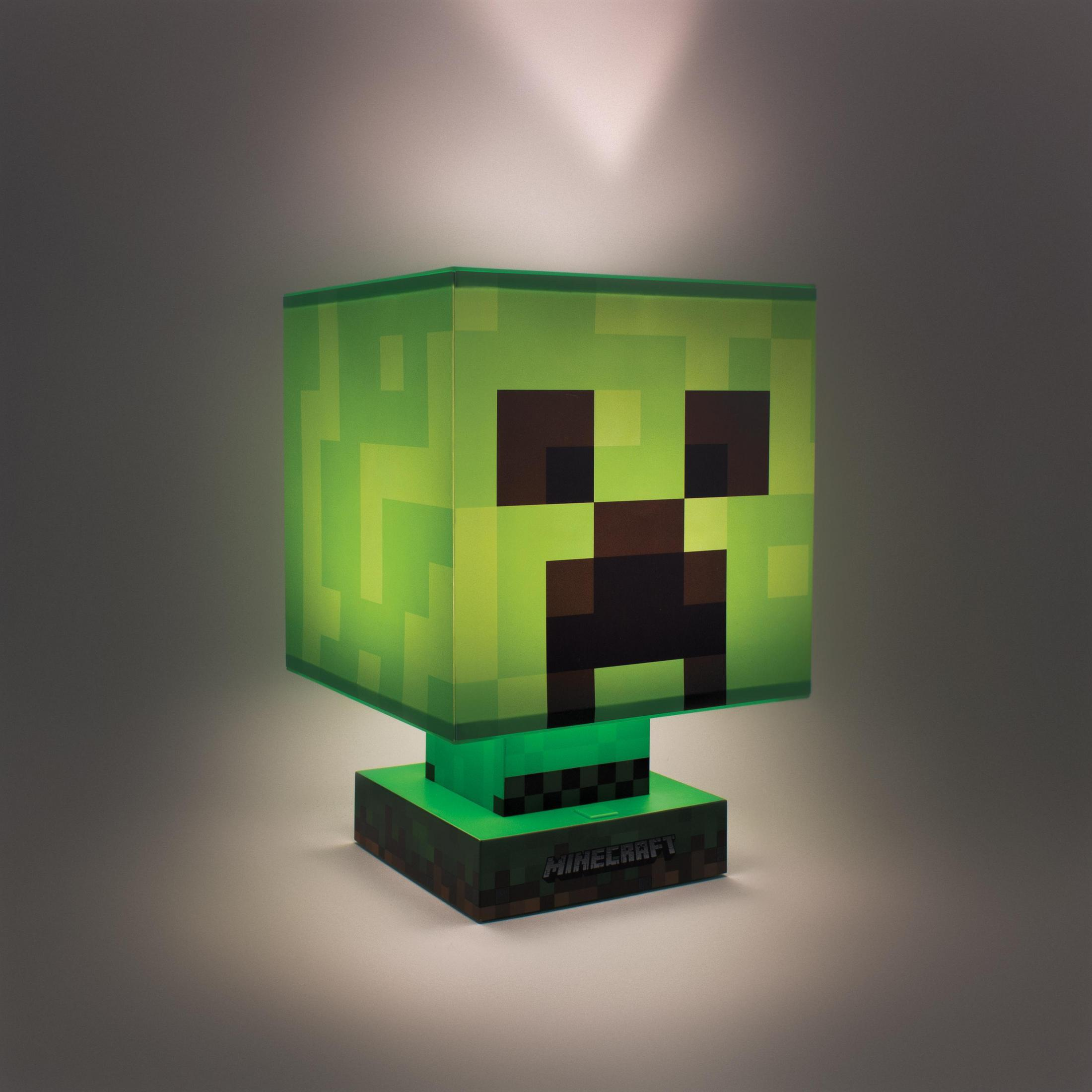 Lampa z głową Creepera z Minecraft na ciemnym tle, z logo Minecraft na dole.