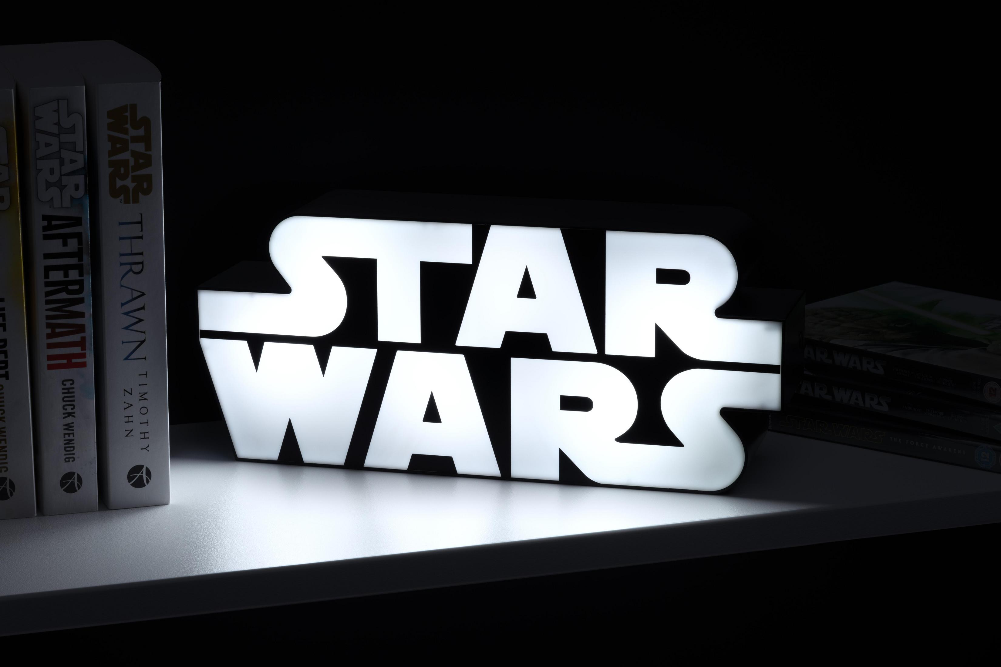 Ein weißes Star Wars Leuchtschild auf einem Regal mit Büchern. Das Schild ist beleuchtet.