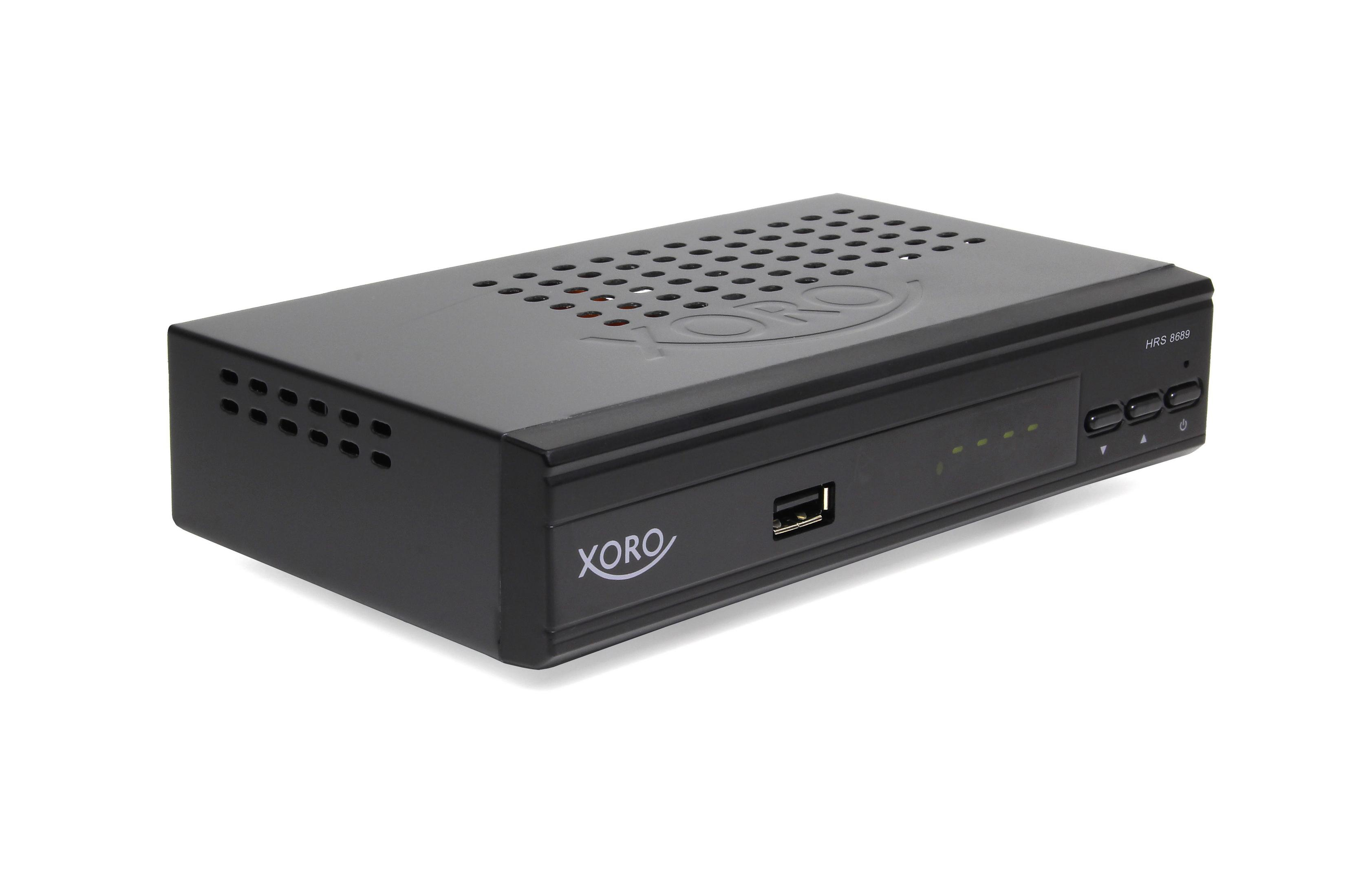 Schwarzes elektronisches Gerät, ein Xoro Digitalreceiver, isoliert auf weißem Grund.