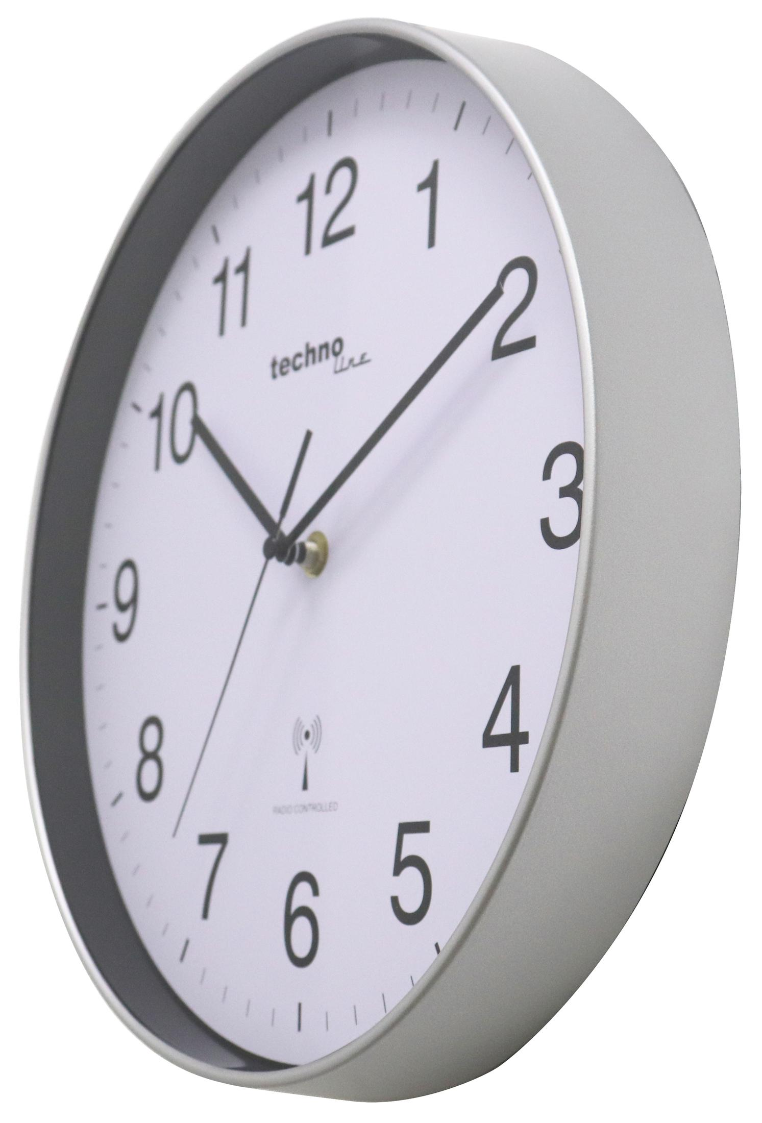 Un orologio da parete argentato con numeri e lancette nere su un quadrante bianco.