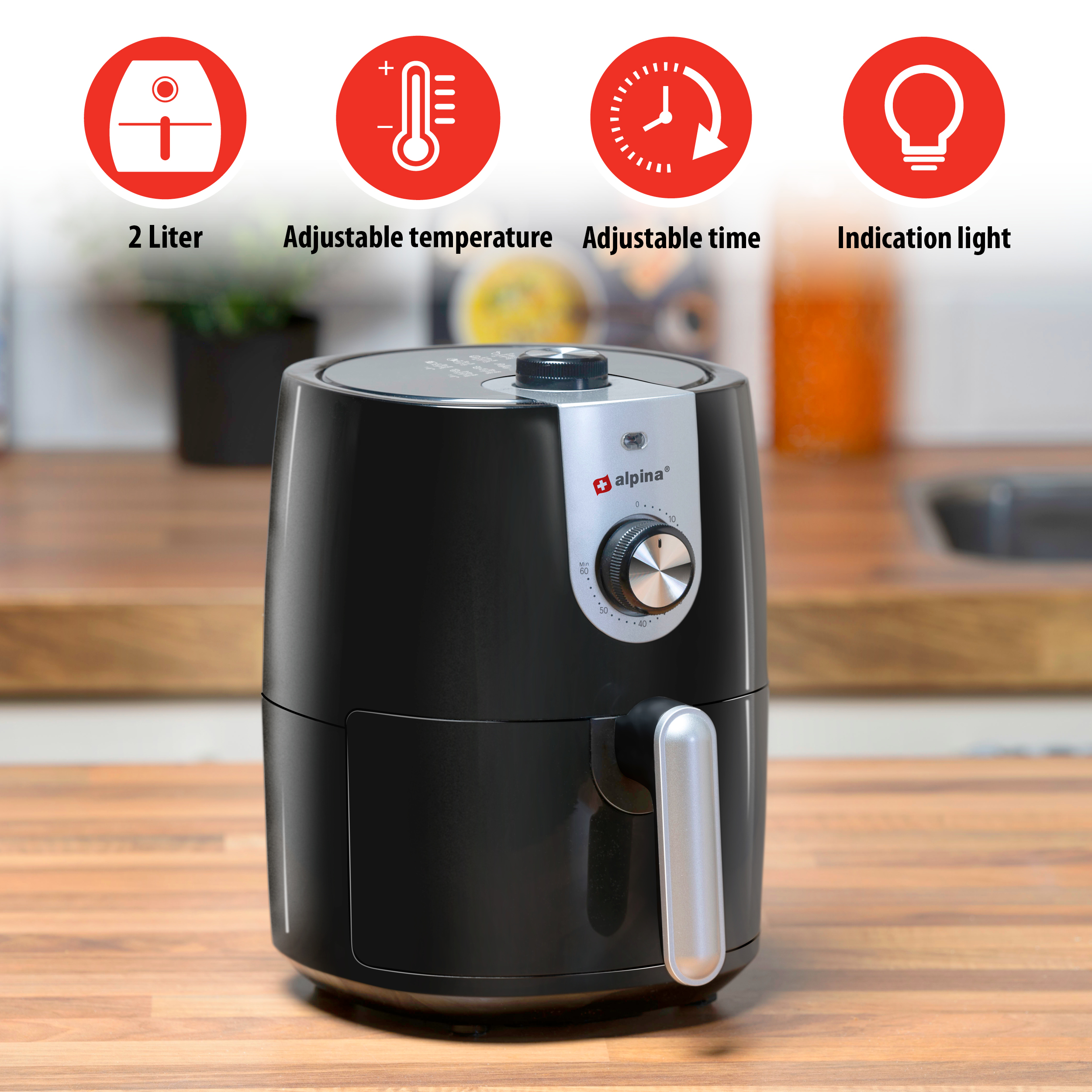 Een zwarte airfryer met bedieningspaneel en pictogrammen. Keukenomgeving, houten oppervlak.