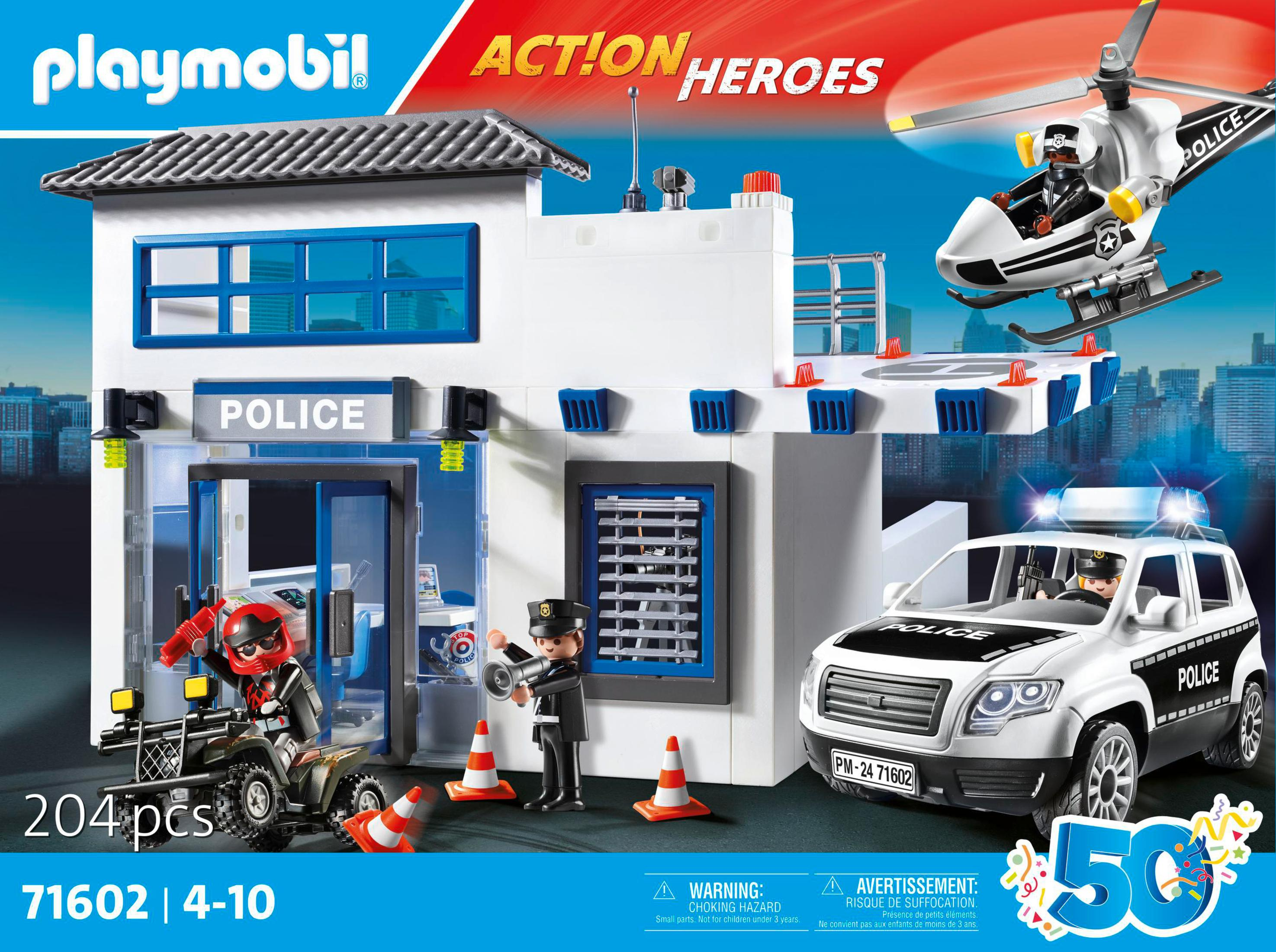 Set della polizia Playmobil con stazione di polizia, auto, elicottero, personaggi e accessori. Sfondo bianco.