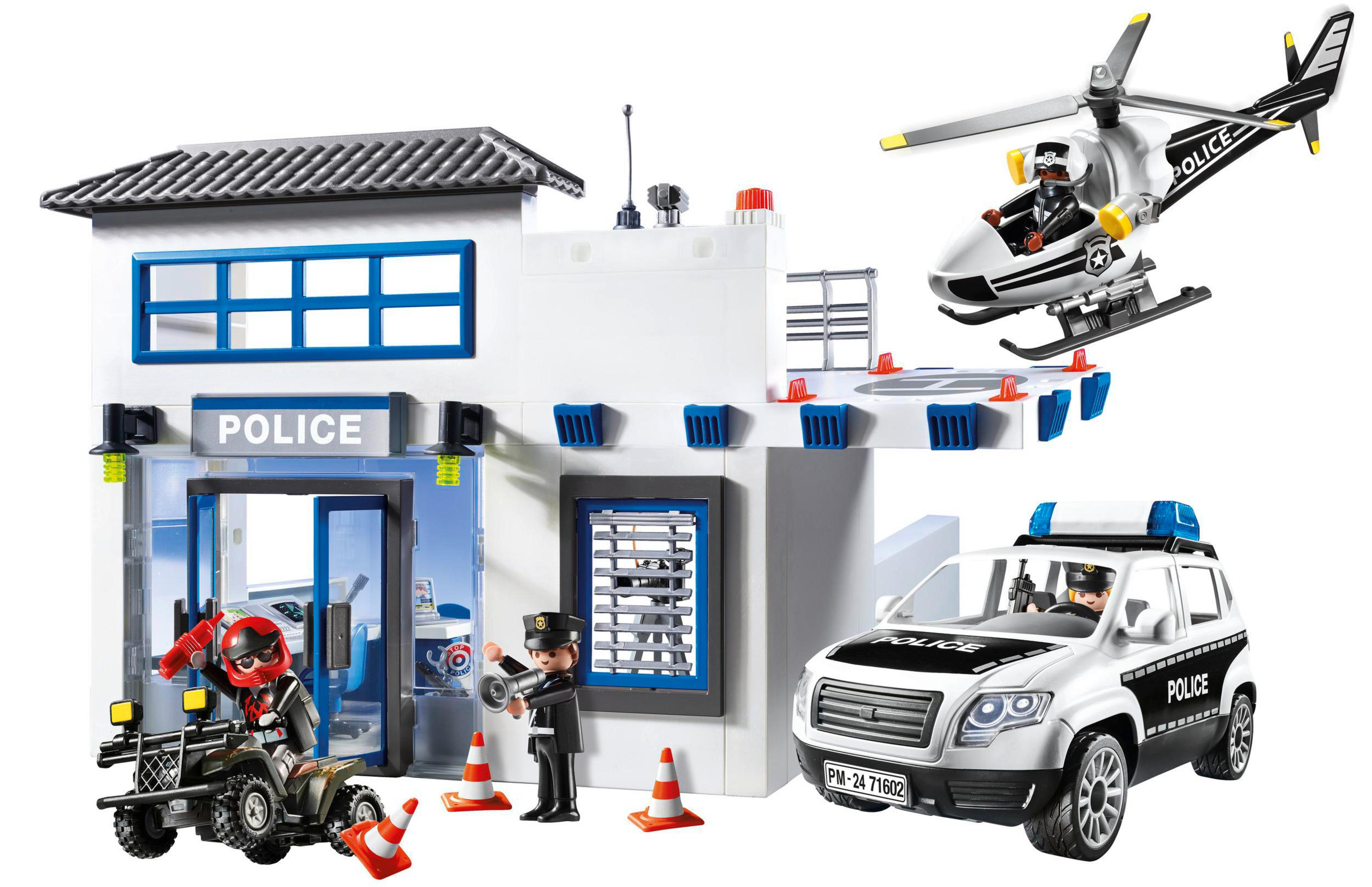 Set di gioco della stazione di polizia con personaggi, elicottero e auto su sfondo bianco.