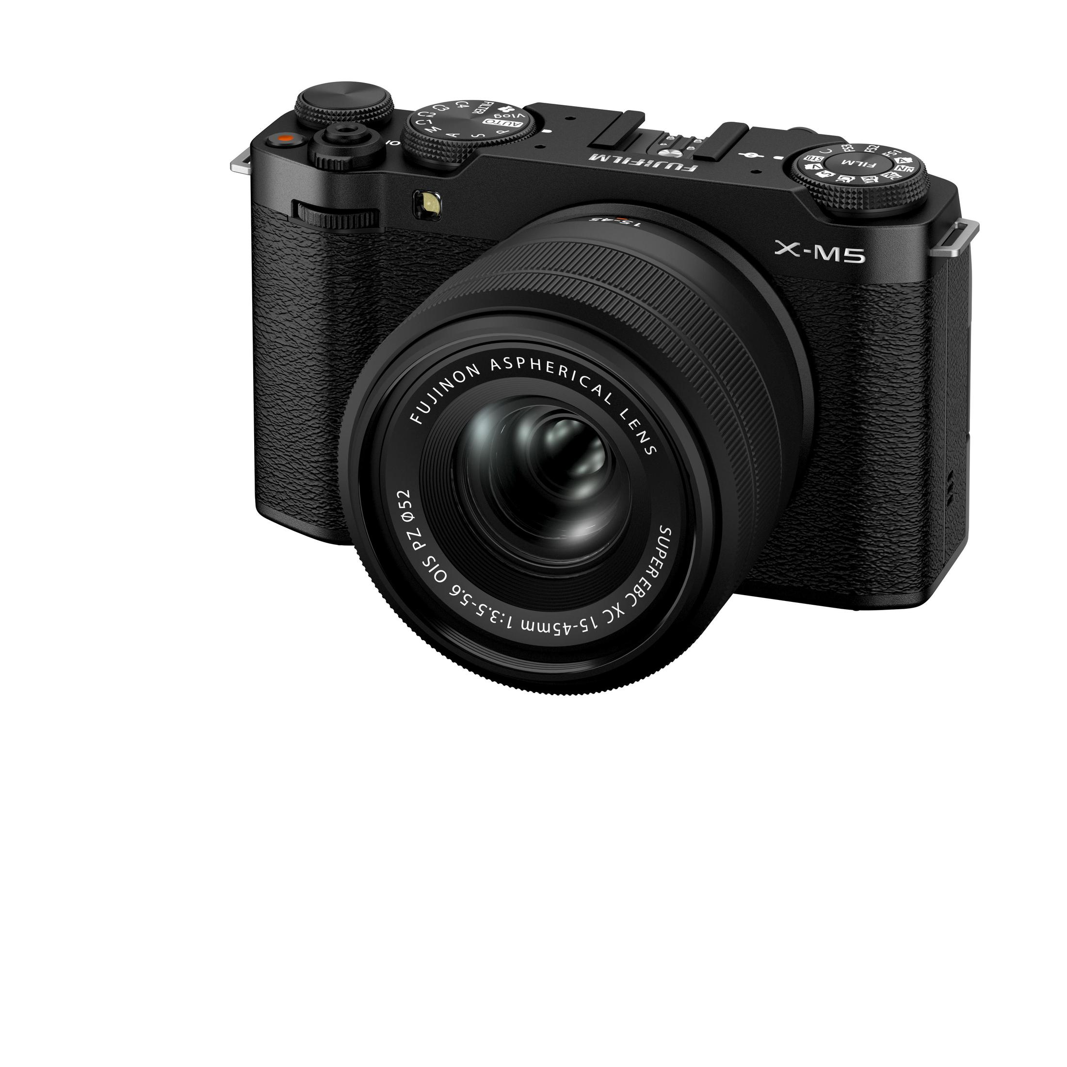 Schwarze Kamera mit Objektiv. Marke Fujifilm, Objektiv mit 15-45mm Beschriftung.