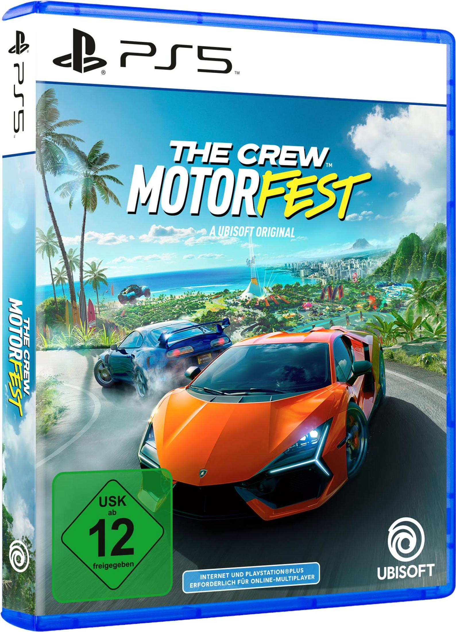 PS5-Spielbox mit Autos auf einer Straße. Es hat einen lebendigen Stadtbild-Hintergrund.