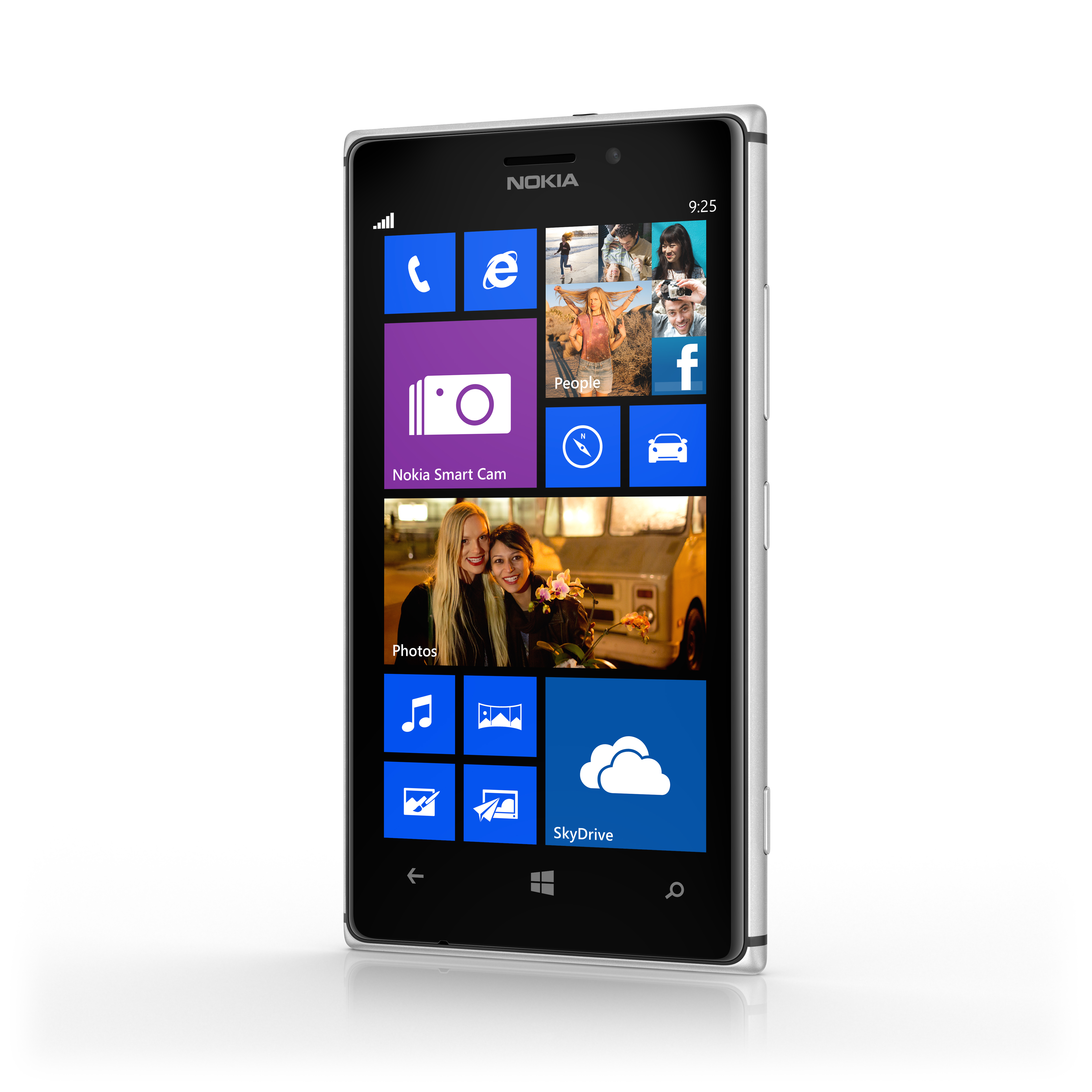 Nokia Windows Phone. Telefon zeigt App-Symbole und das Gesicht einer Frau. Weißer Hintergrund.