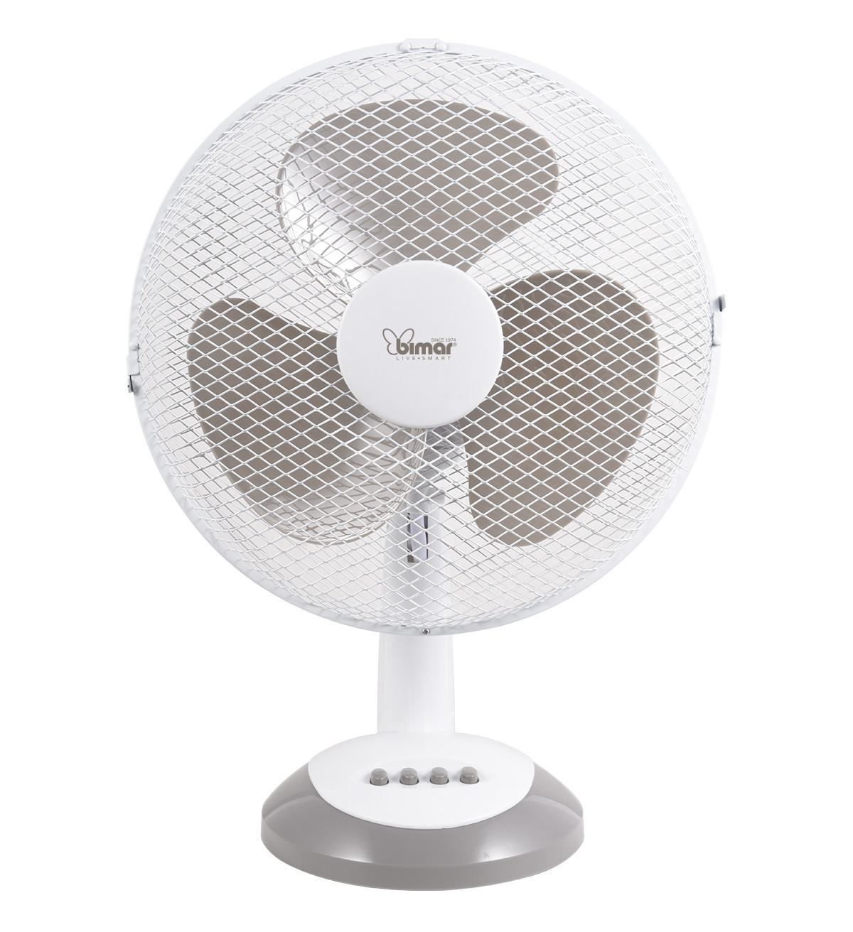 Witte en grijze elektrische ventilator met drie bladen in een kooi. De voet heeft bedieningsknoppen.