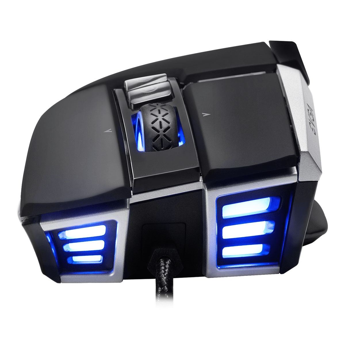 Ratón gaming negro y plateado con luces azules. El fondo es blanco.