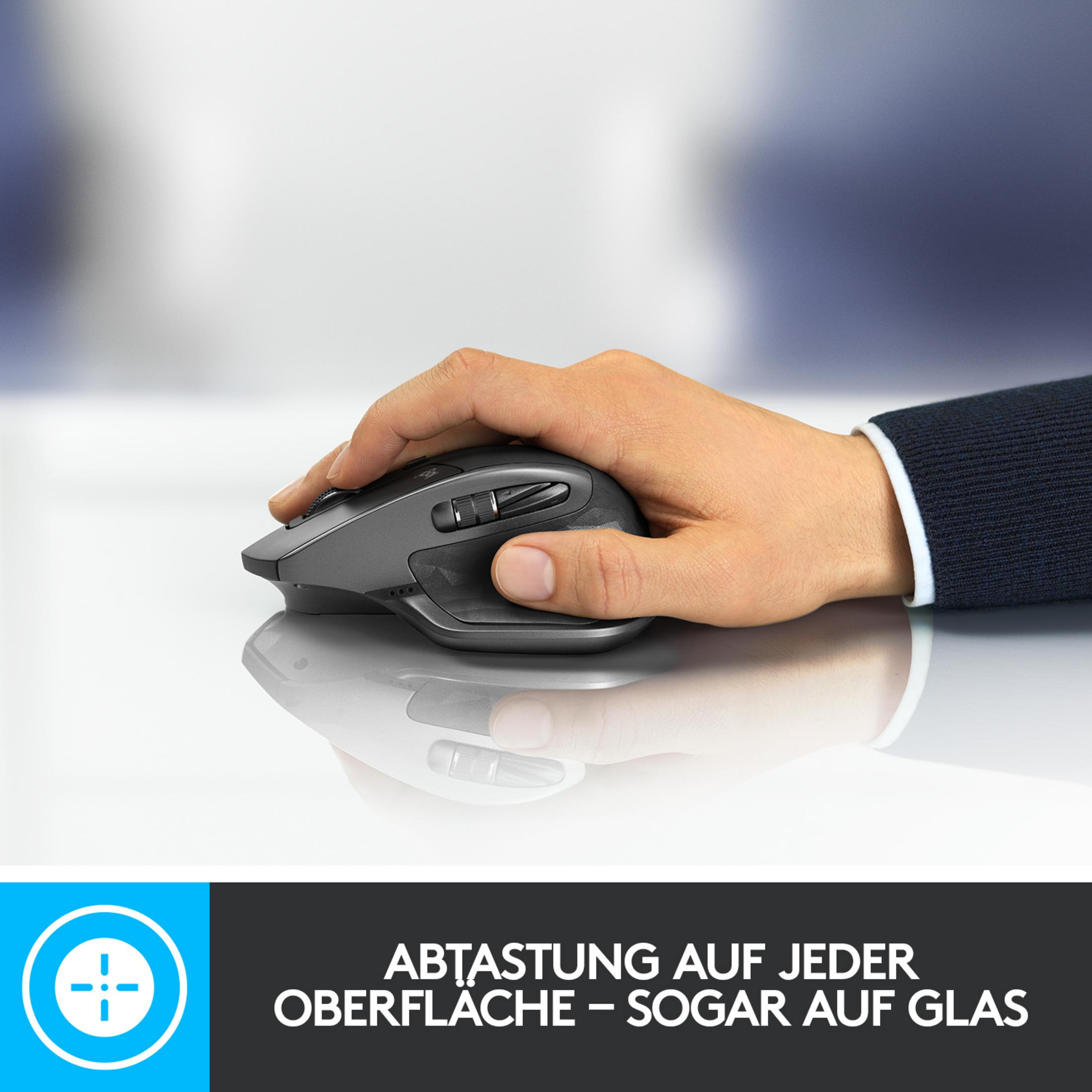 Een hand die een grijze Logitech-muis gebruikt op een reflecterend wit oppervlak, tekst beneden.