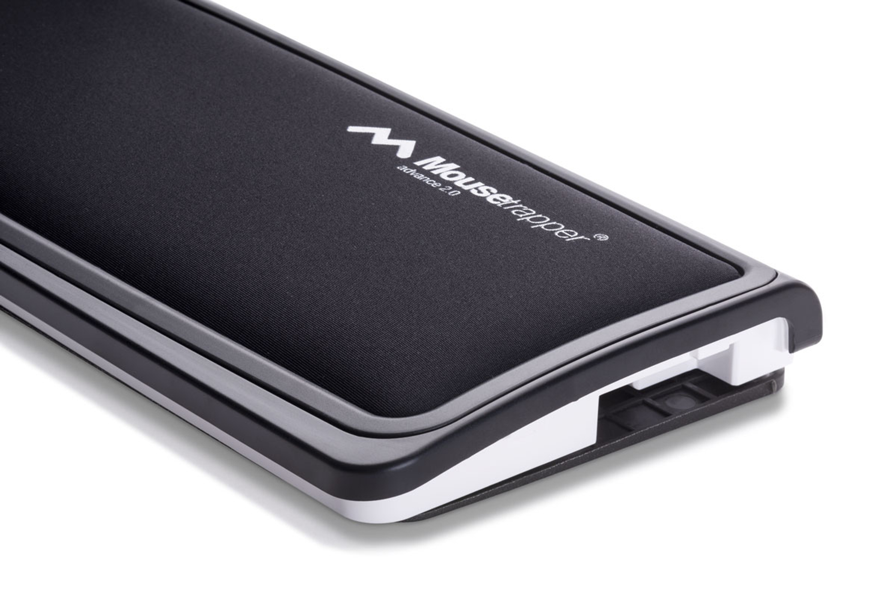 Alfombrilla de ratón ergonómica negra con borde blanco y el logotipo MouseTrapper.