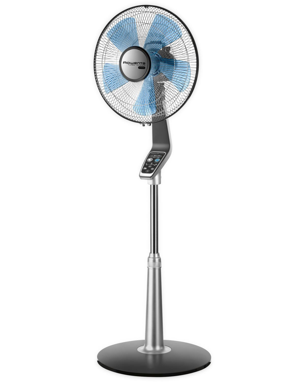 Srebrno-szary wentylator stojący z niebieskimi łopatkami na białym tle.