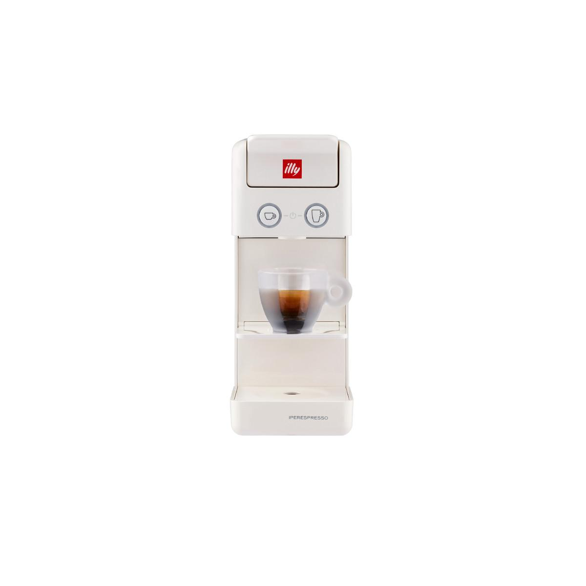 Biały ekspres do kawy ze szklanym kubkiem kawy. Czerwone logo na górze. Białe tło.