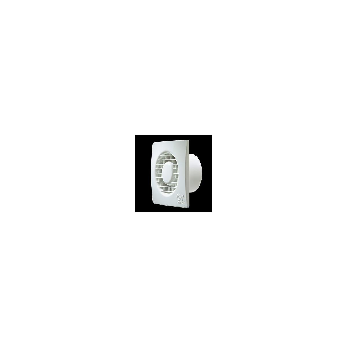 Un ventilatore a scarico quadrato bianco su sfondo bianco. Ha prese d'aria circolari.