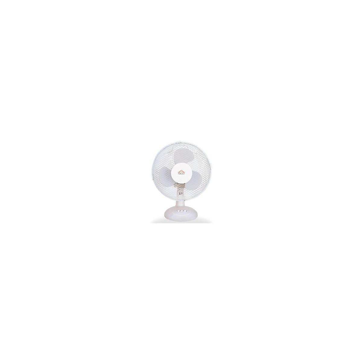 Un ventilatore da scrivania bianco, con tre pale, su un supporto bianco, su sfondo bianco.