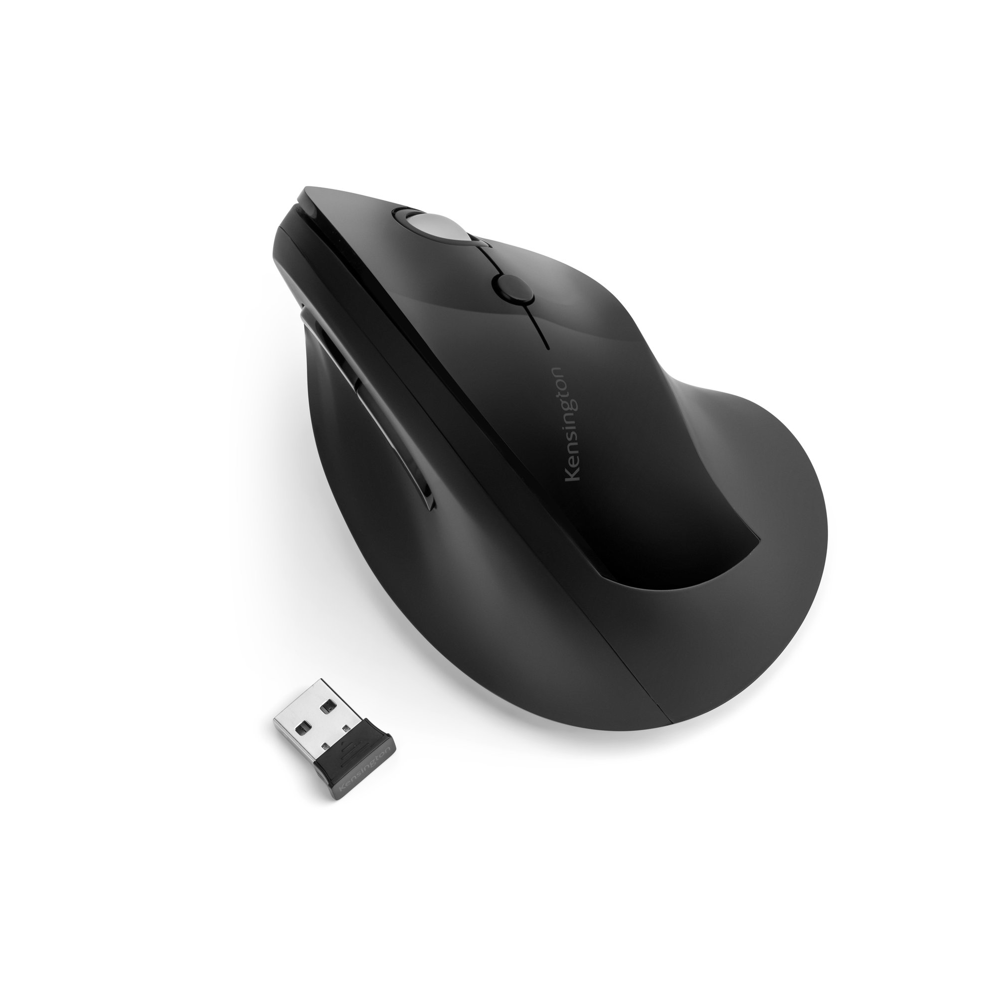 Souris verticale Kensington noire avec récepteur USB. La souris est sur une surface blanche.