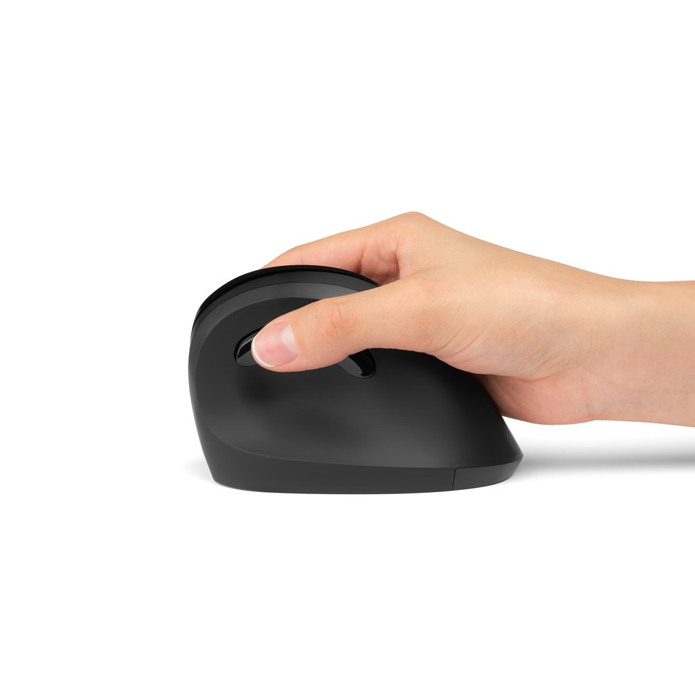 Main tenant une souris ergonomique noire sur fond blanc.