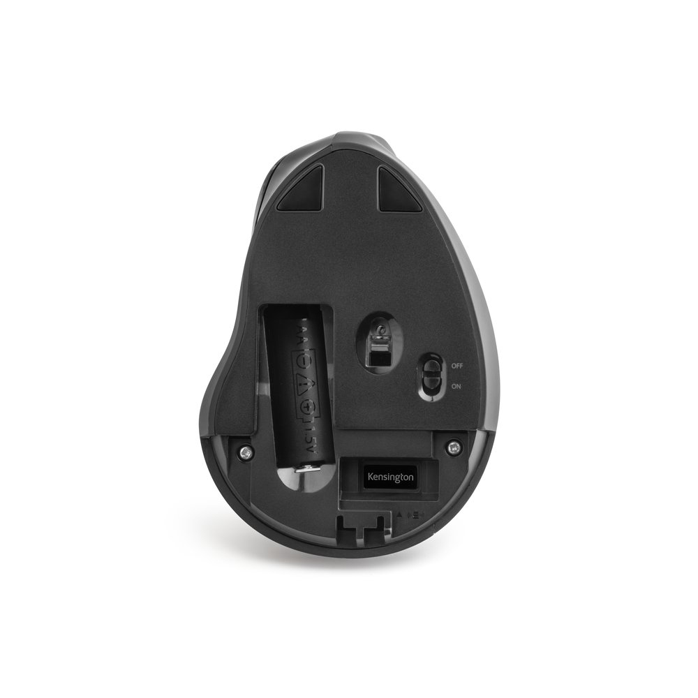 Vue de dessous d'une souris ergonomique Kensington noire sur fond blanc.