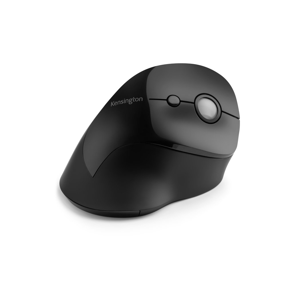 Une souris ergonomique Kensington noire sur une surface blanche. Elle a une forme incurvée.