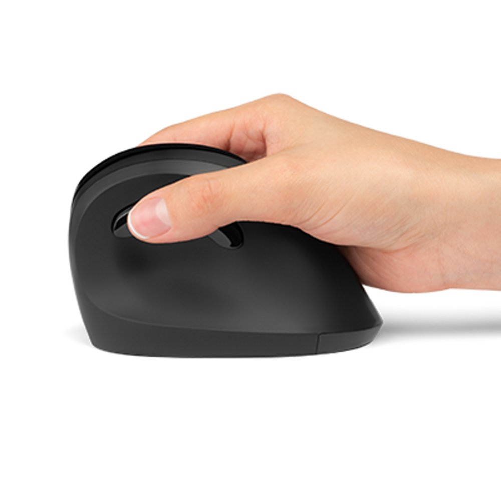 Main tenant une souris verticale noire, sur fond blanc.