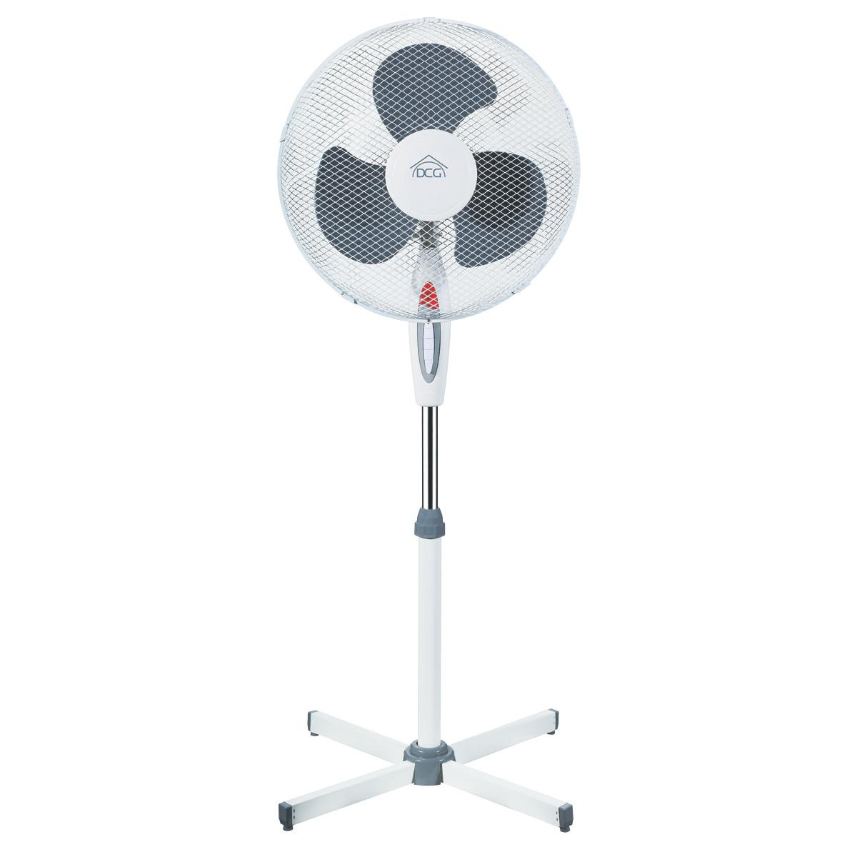 Ventilatore a piantana bianco con testa rotonda e palo argentato. Ha un logo DCG.