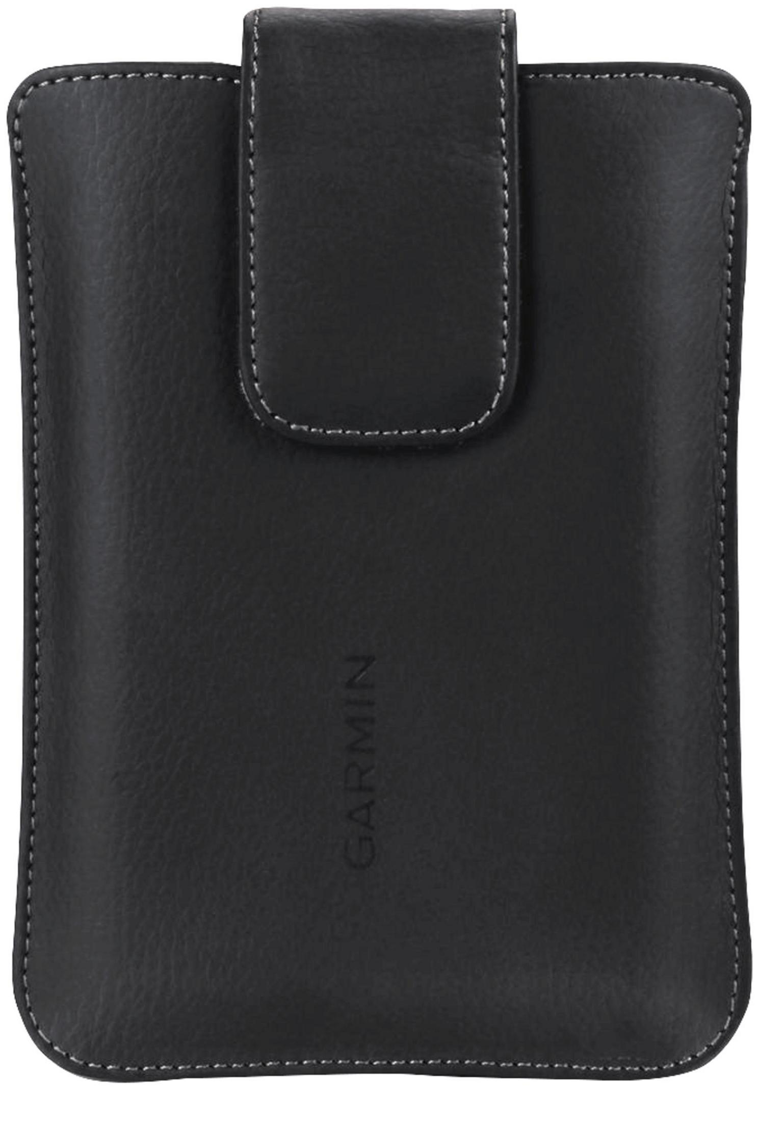 Eine schwarze Ledertasche mit Magnetverschluss und dem Wort „GARMIN“ geprägt.