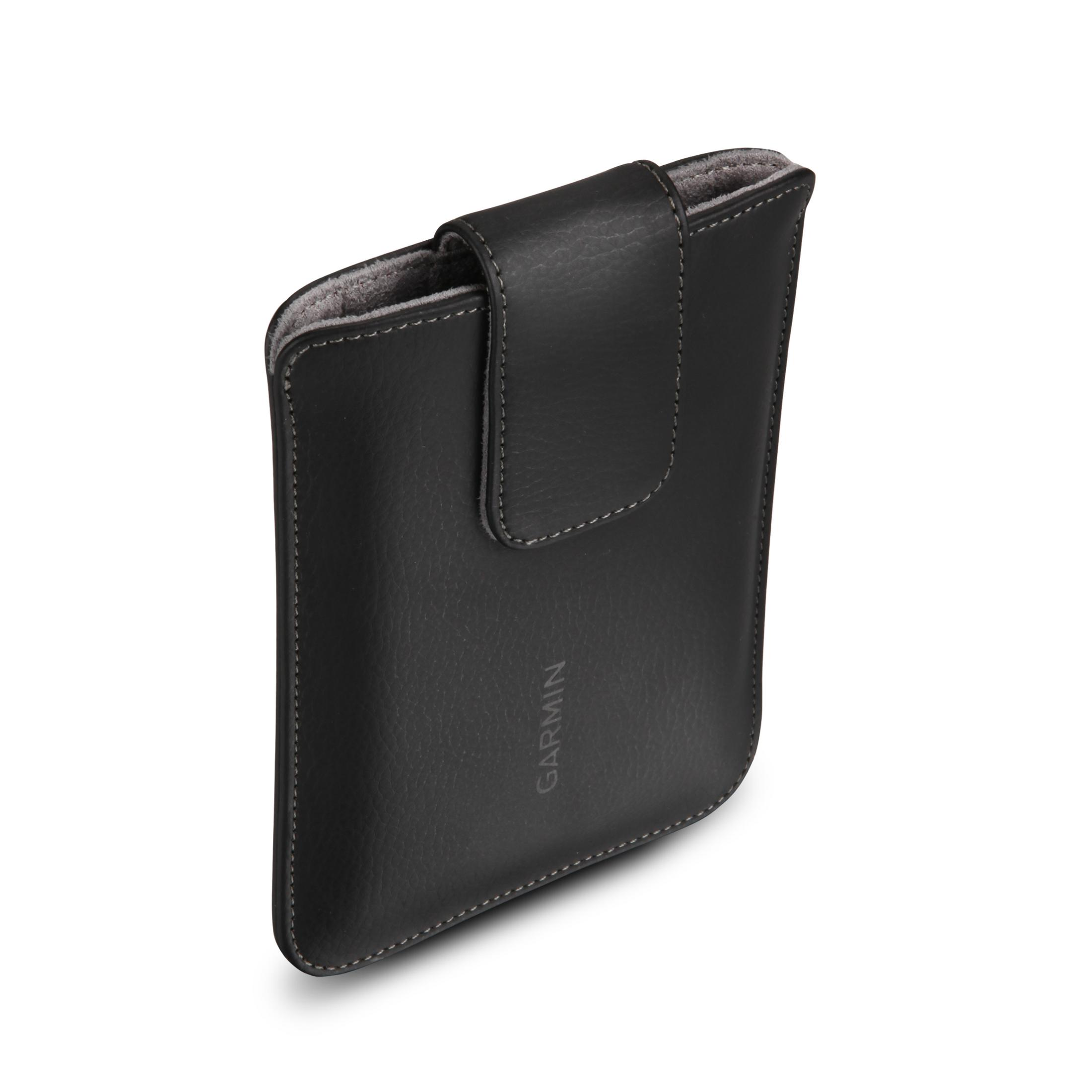 Eine schwarze Ledertasche mit Magnetverschluss und dem Wort „GARMIN“ geprägt.