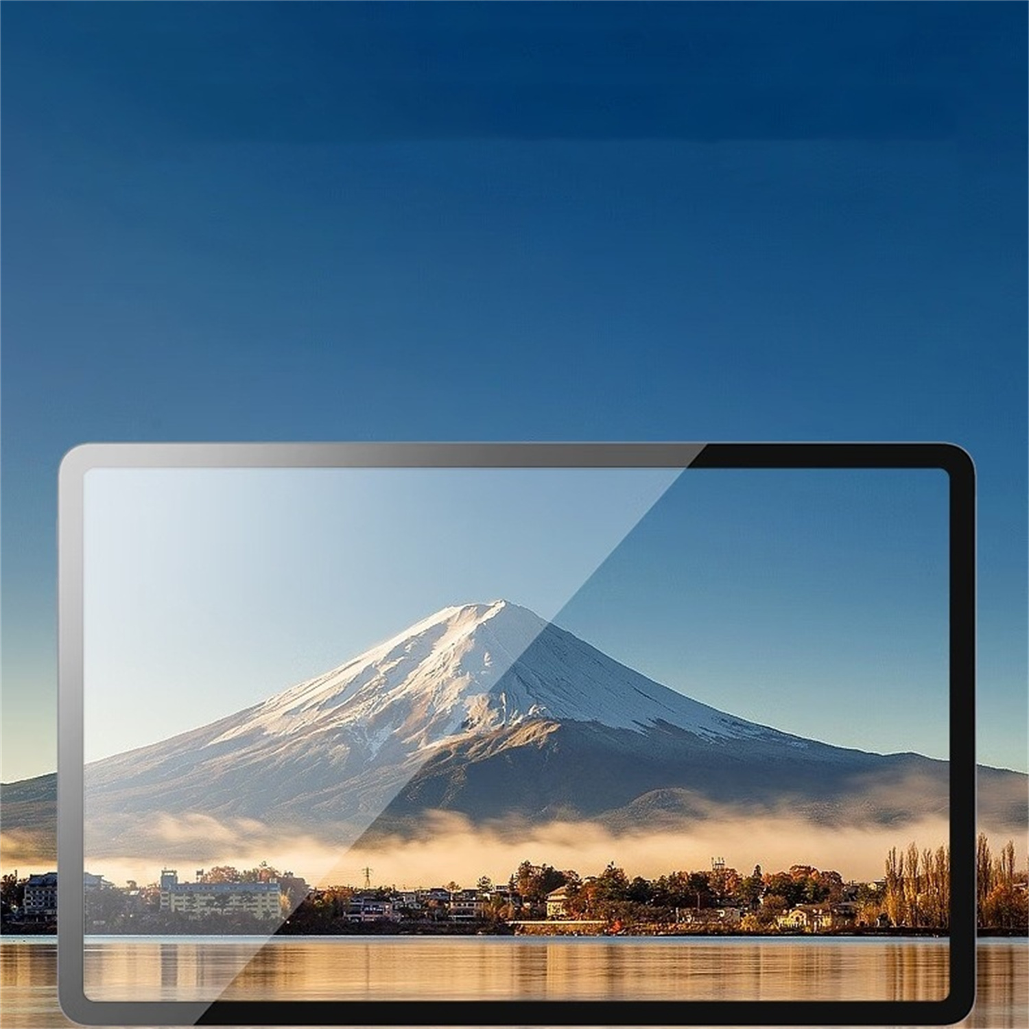 Ein Tablet zeigt eine malerische Aussicht auf einen schneebedeckten Berg, der sich in einem See unter blauem Himmel spiegelt.