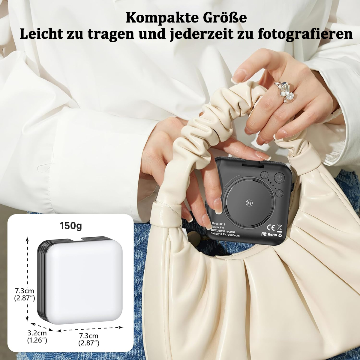 Eine Frau hält ein kleines, schwarzes, quadratisches Licht, dessen Abmessungen angezeigt werden. Daneben eine weiße Handtasche.