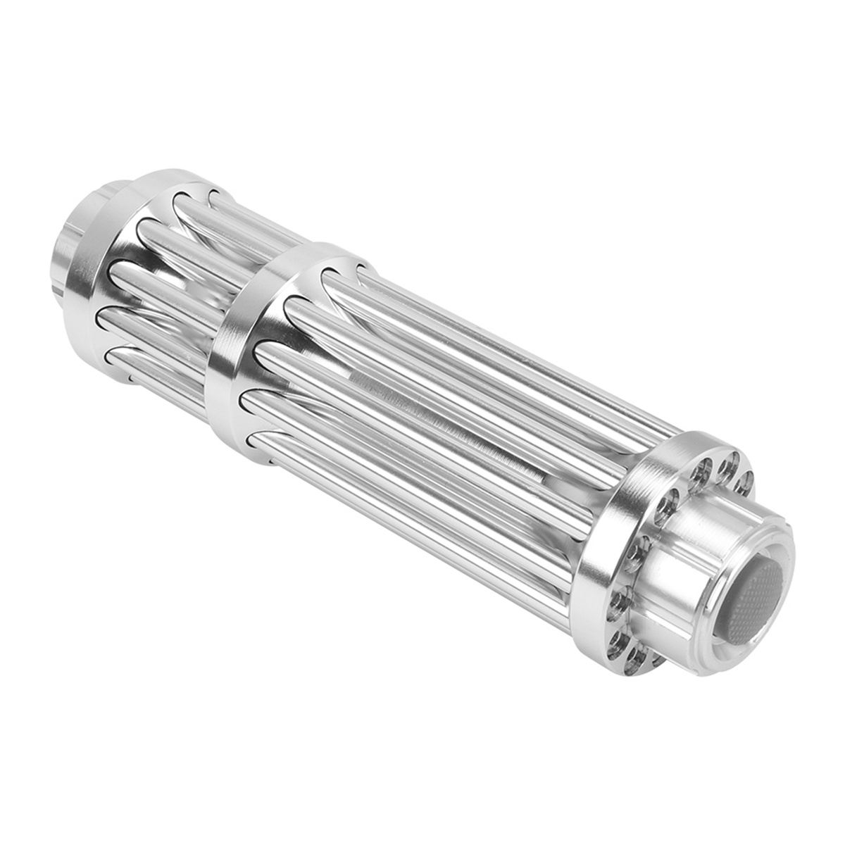Ein silberner Laserpointer mit mehreren Rillen. Auf weißem Hintergrund.