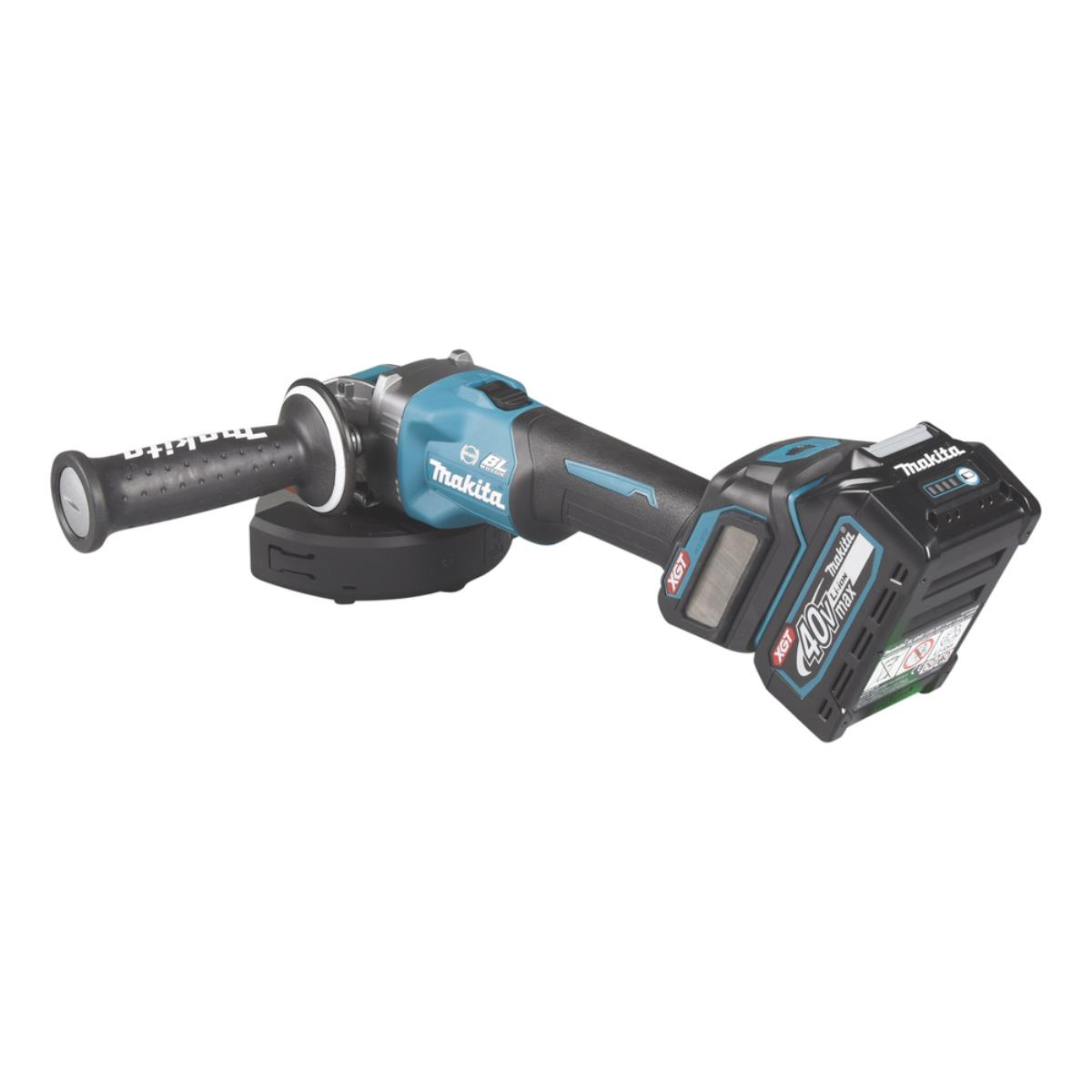 Ein Makita Winkelschleifer mit schwarzem Griff und blauem Gehäuse.