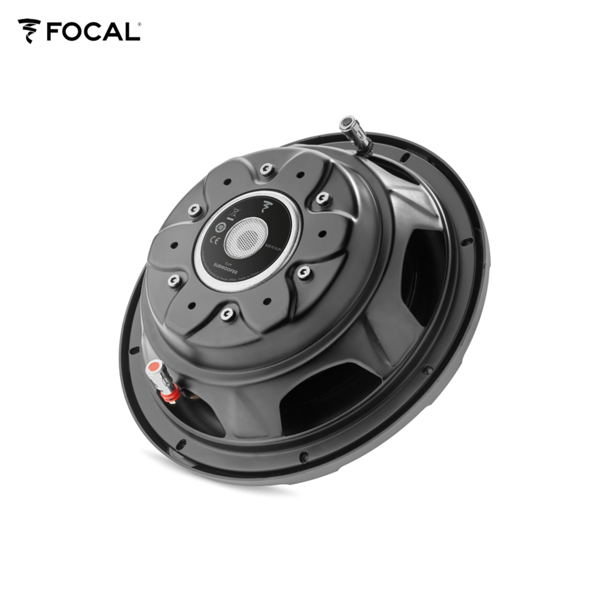 Ein schwarzer Subwoofer-Lautsprecher mit dem Markennamen Focal auf weißem Hintergrund, nach oben geneigt.