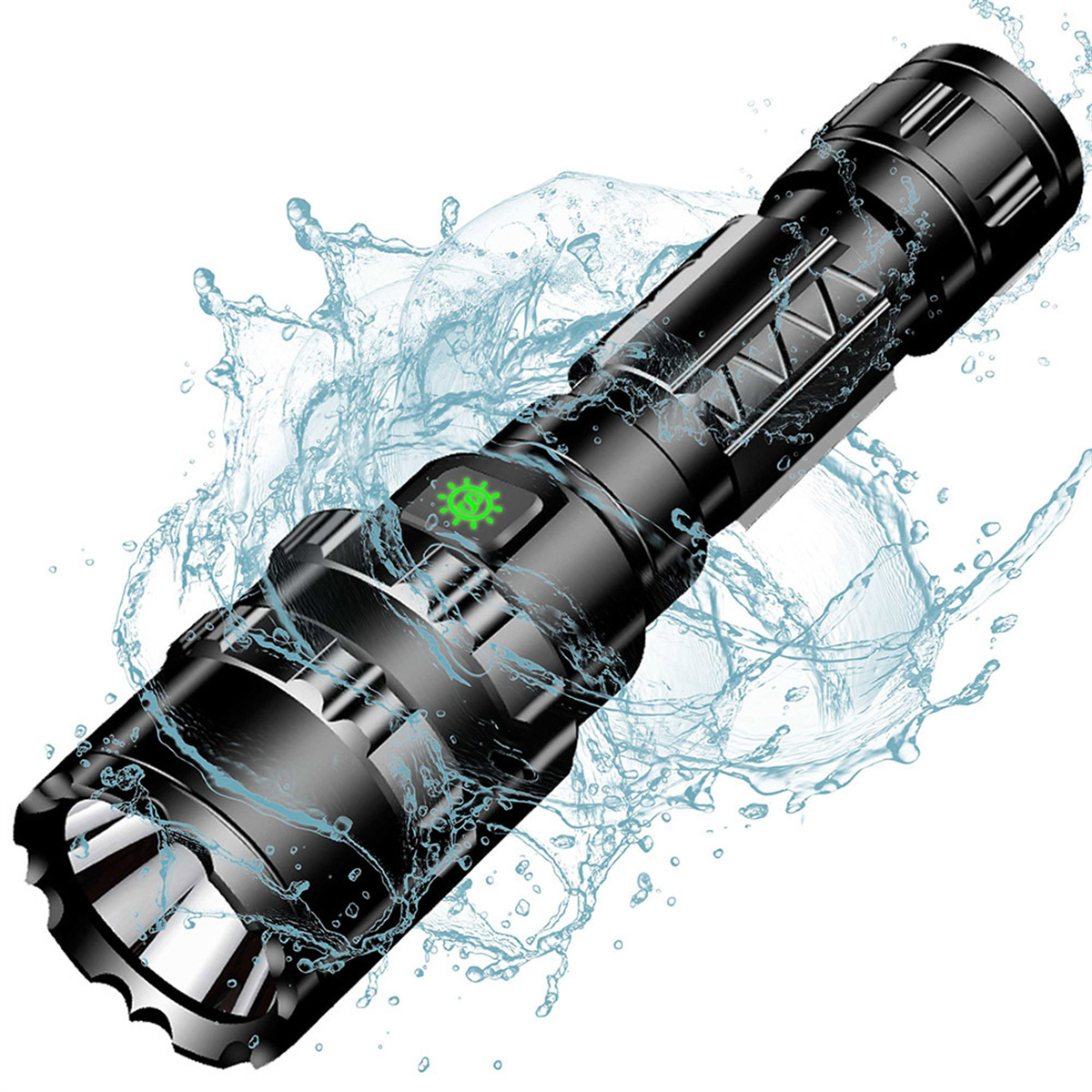 Schwarze Taschenlampe mit Wasserspritzereffekten. Das Licht ist an. Metallischer Körper.