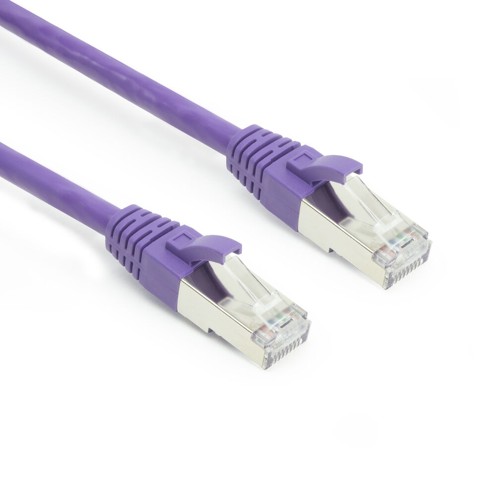 Zwei violette Ethernet-Kabel mit Steckern auf weißem Hintergrund.