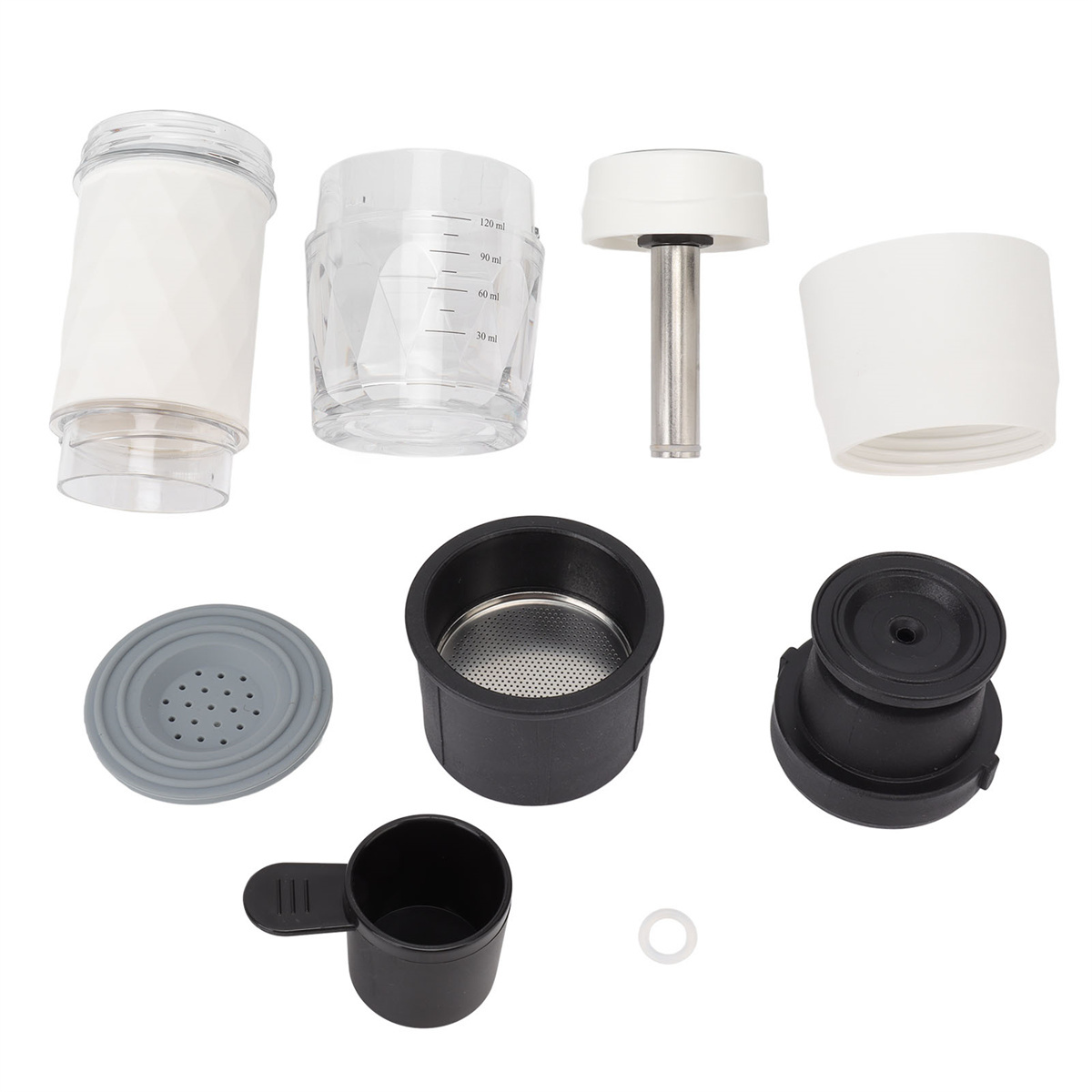 Zerlegte Kaffeemaschinenteile: Behälter, Filter, Messbecher und andere Komponenten auf Weiß.