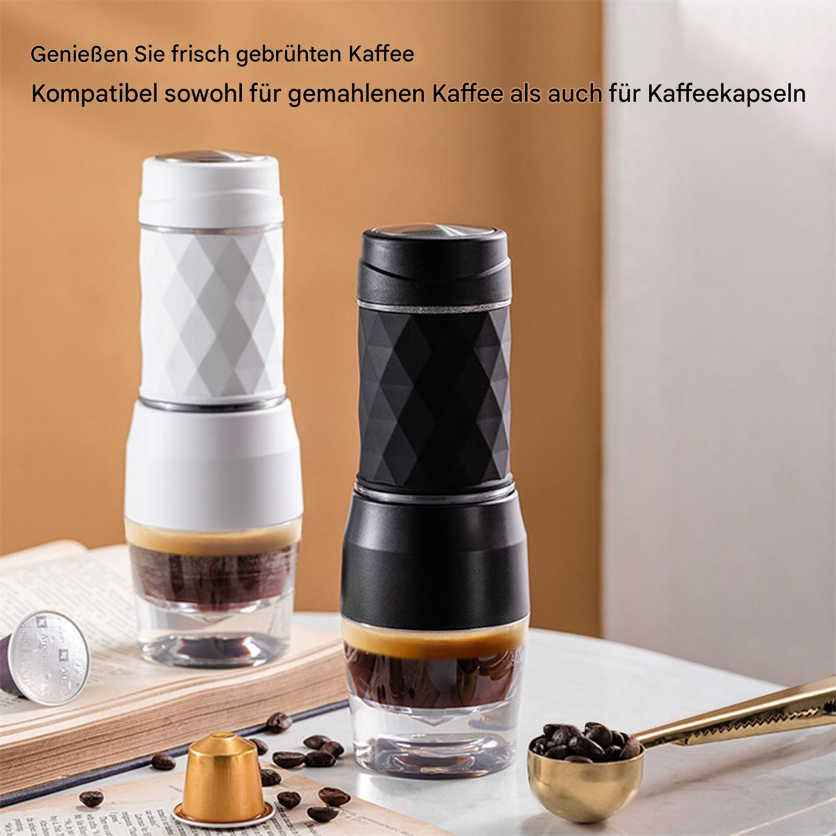Zwei Kaffeemaschinen. Eine weiß, eine schwarz. Kaffee und Bohnen sind sichtbar.