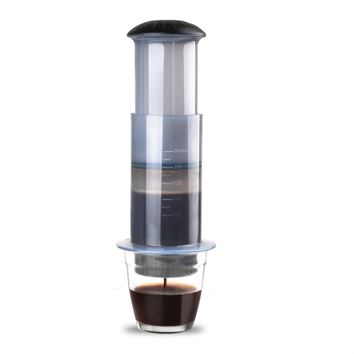 Kaffeepresse. Klarer Zylinder mit Messungen, Kaffee darin und eine kleine Glastasse darunter.