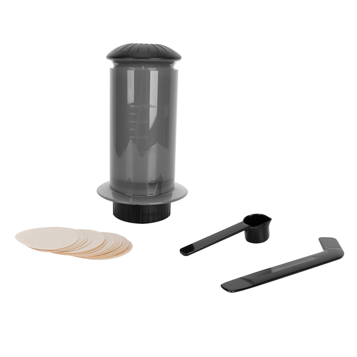 Ein Aeropress-Kaffeebereiter mit Filtern, Messlöffel und Rührwerkzeug, alles in Schwarz.