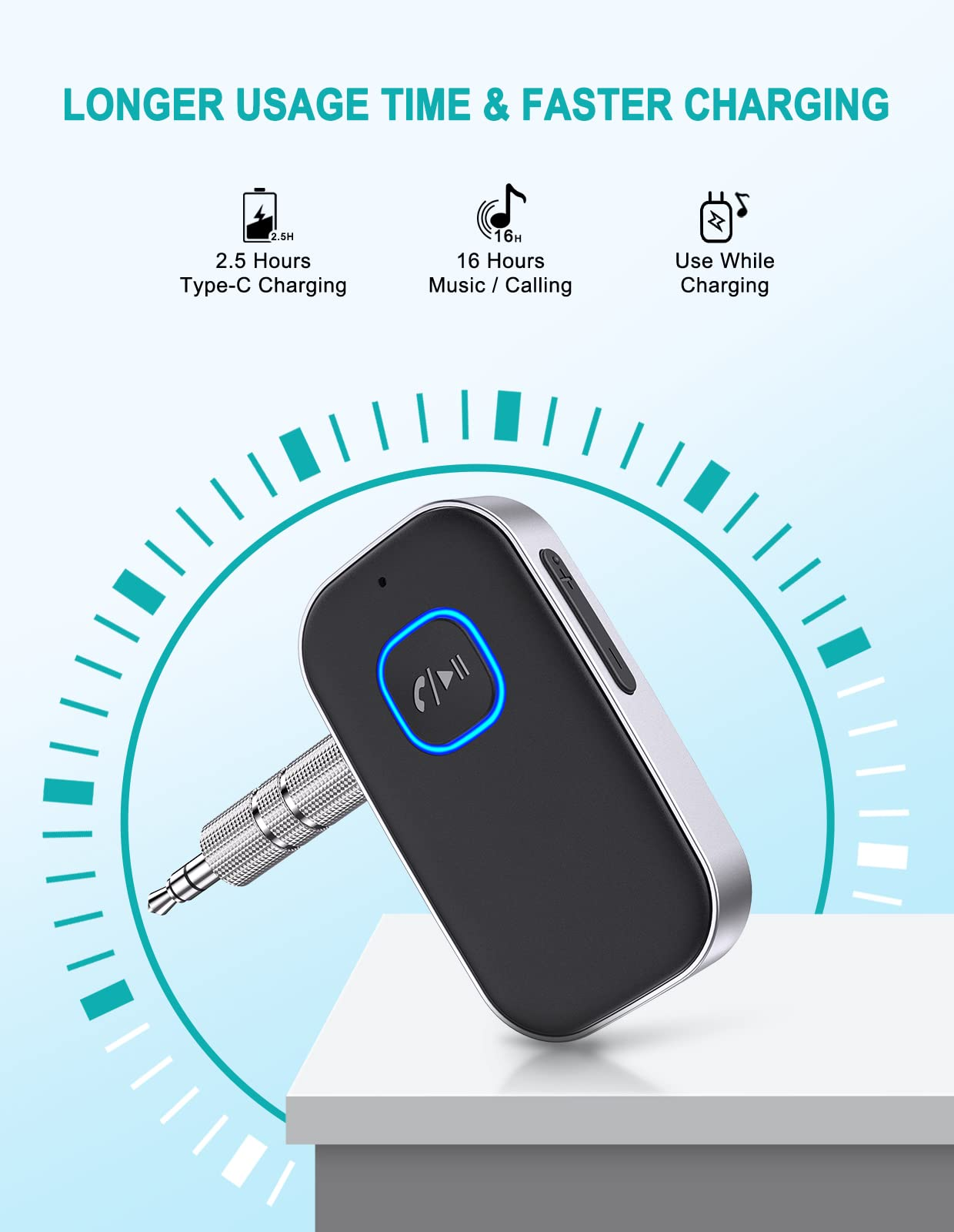 Ricevitore Bluetooth nero e argento con pulsante blu e cavo di ricarica. Sfondo bianco.