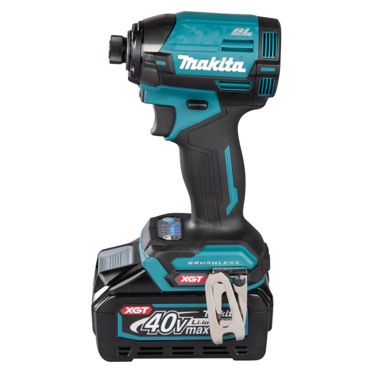 Avvitatore a impulsi Makita blu e nero. L'utensile ha una batteria collegata. Sfondo bianco.